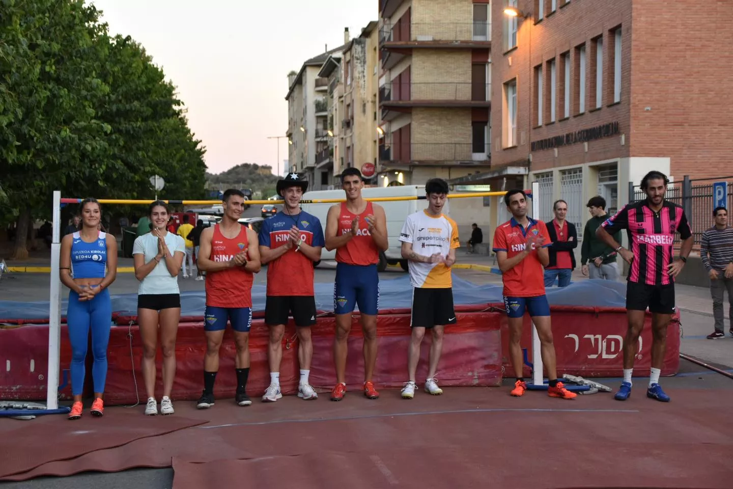 Salto de altura en la calle. Los participantes.
