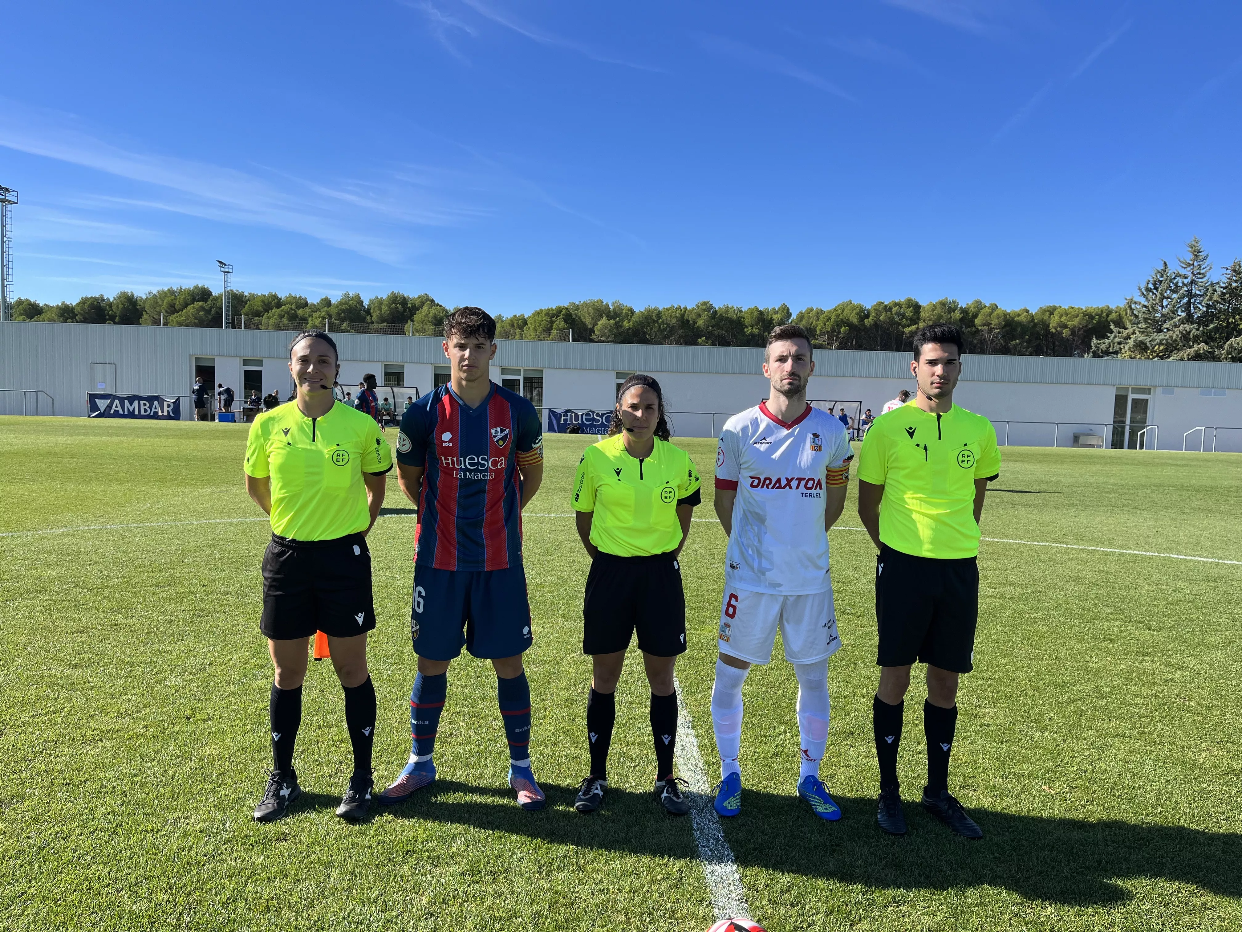 Foto tras el sorteo entre árbitros y capitanes de Huesca B y Utrillas. Foto: A. Mora Foto tras el sorteo entre árbitros y capitanes de Huesca B y Utrillas. Foto: A. Mora
