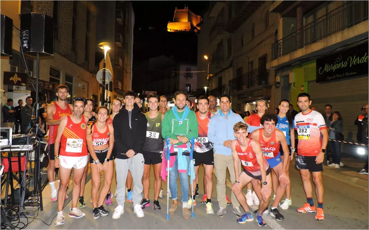El alcalde, concejal de deportes y Pol Oriach con los corredores as 