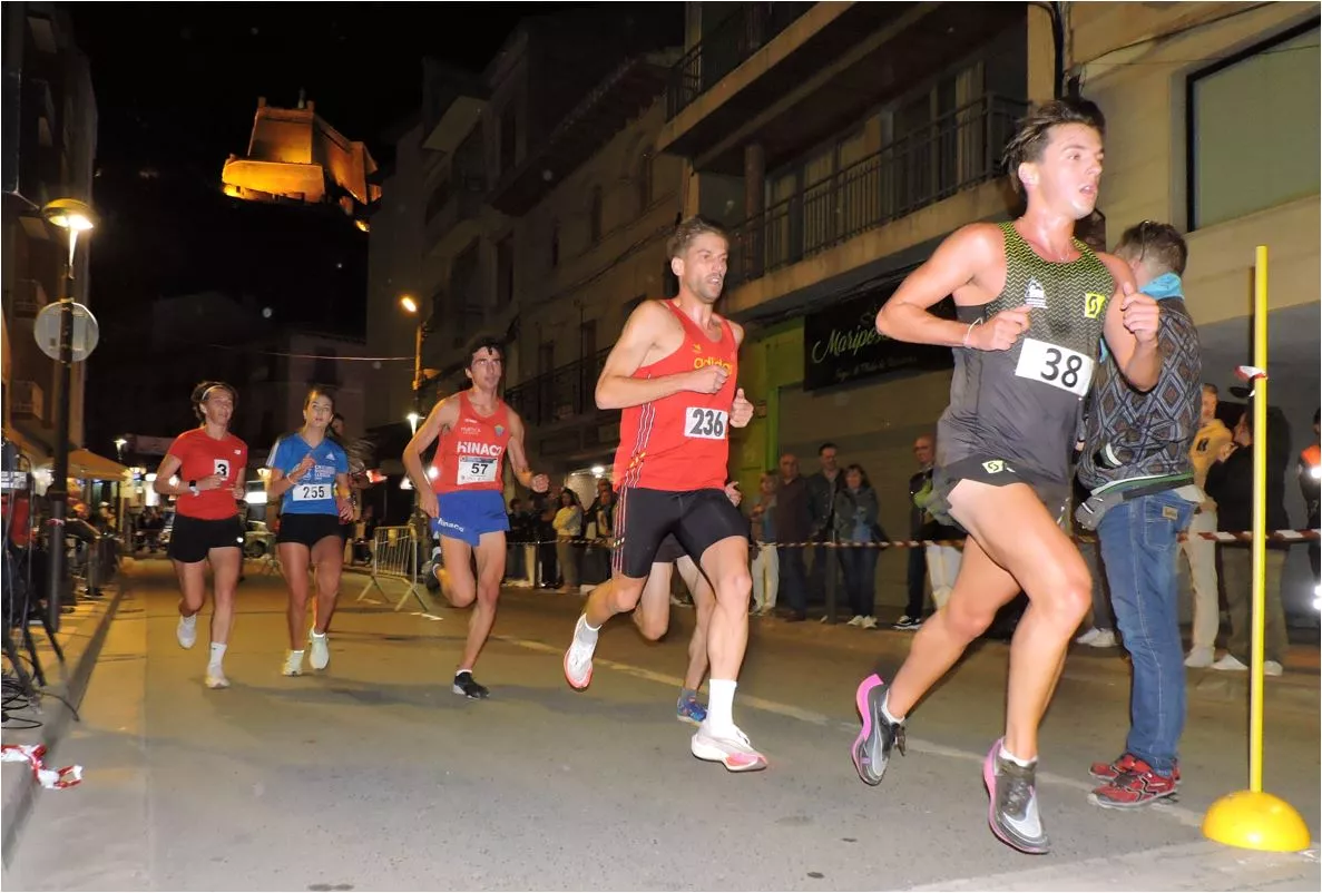 Manu Martos, Armando García y Joan Payan tirando del grupo de cabeza
