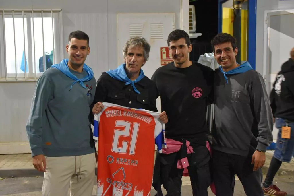 Claver, Carlos Valencia y Luis Costa posan junto a Mikel Erentxun antes del concierto que dio el artista en la capital del Cinca Medio. Claver, Carlos Valencia y Luis Costa posan junto a Mikel Erentxun antes del concierto que dio el artista en la capital del Cinca Medio.