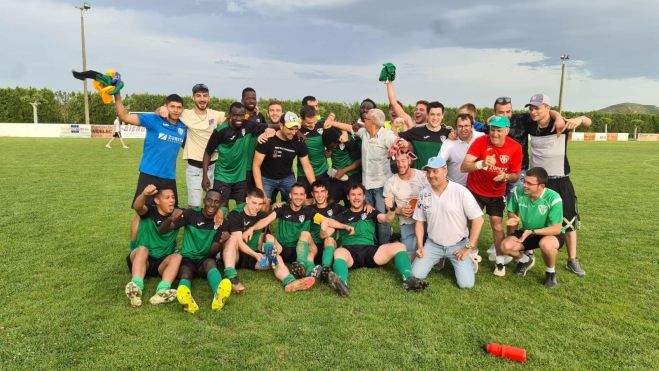 Jugadores y cuerpo técnico del Altorricón celebran el ascenso. Jugadores y cuerpo técnico del Altorricón celebran el ascenso.