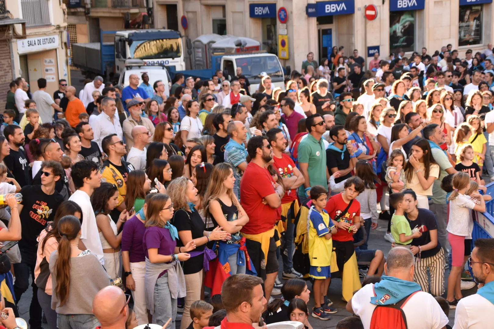 Participantes en uno de los actos de las fiestas de San Mateo en Monzón.