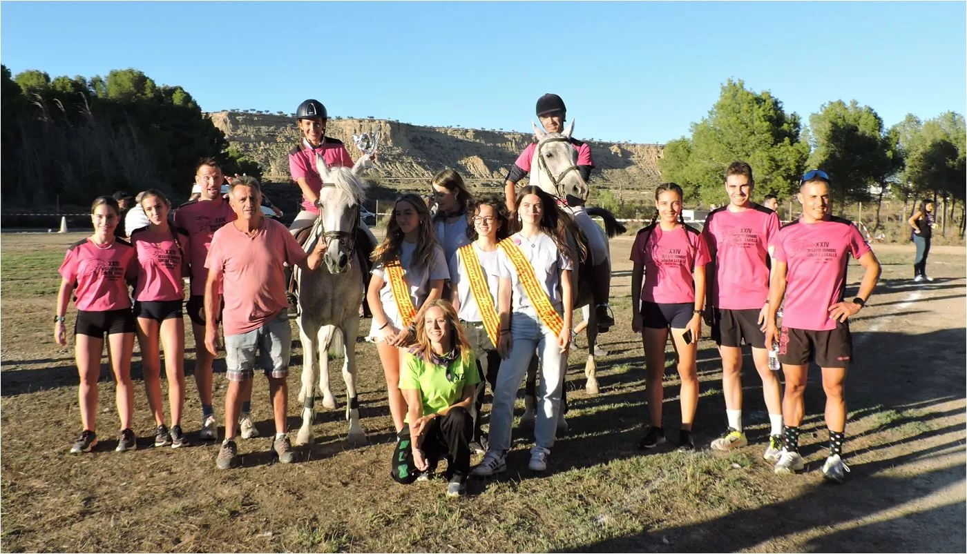 Foto de familia, con las mairalesas y la alcaldesa Arancha Barcos.