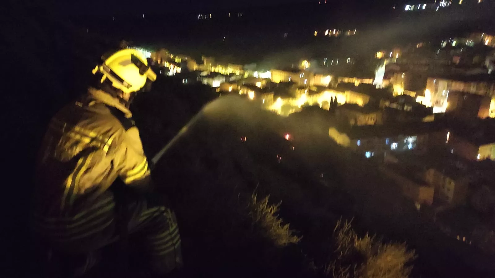 Trabajos del último retén, en el conato de incendio en la ladera del Castillo de Monzón