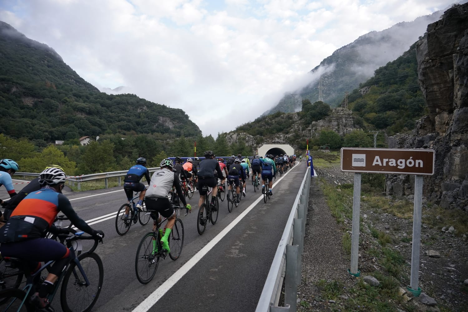 Salida de la Quebrantahuesos y la Treparriscos en su última edición.