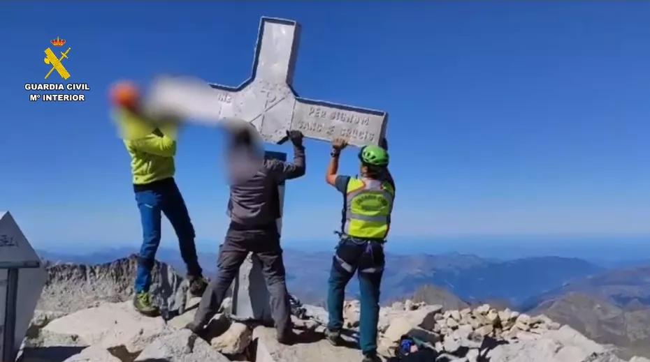 Desmontaje de la cruz del Aneto por el Greim de Benasque y técnicos municipales.
