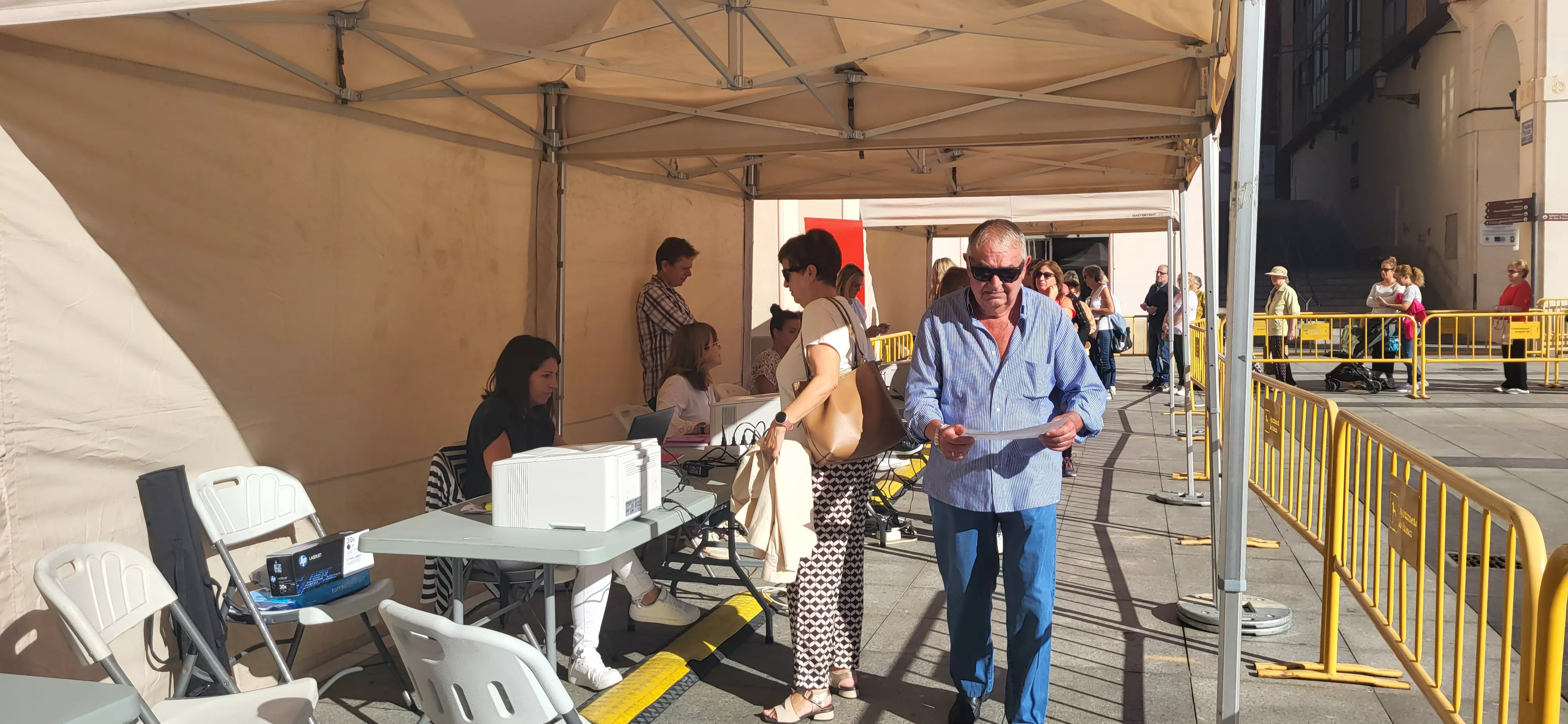 Un oscense sale de la instalación con uno de los bonos. Foto Mercedes Manterola