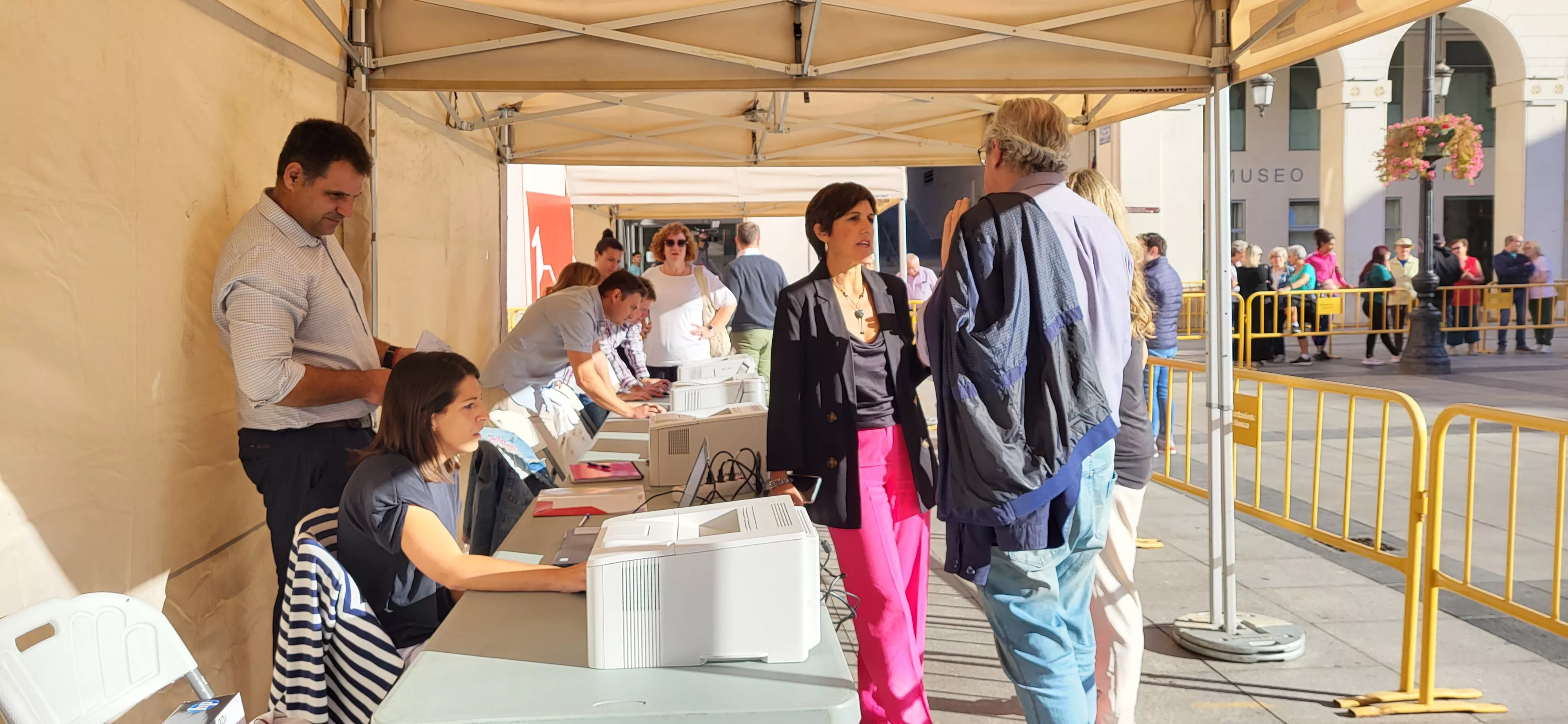 Preparativos para el reparto de Bonos Impulsa en la plaza López Allué. Foto Mercedes Manterola