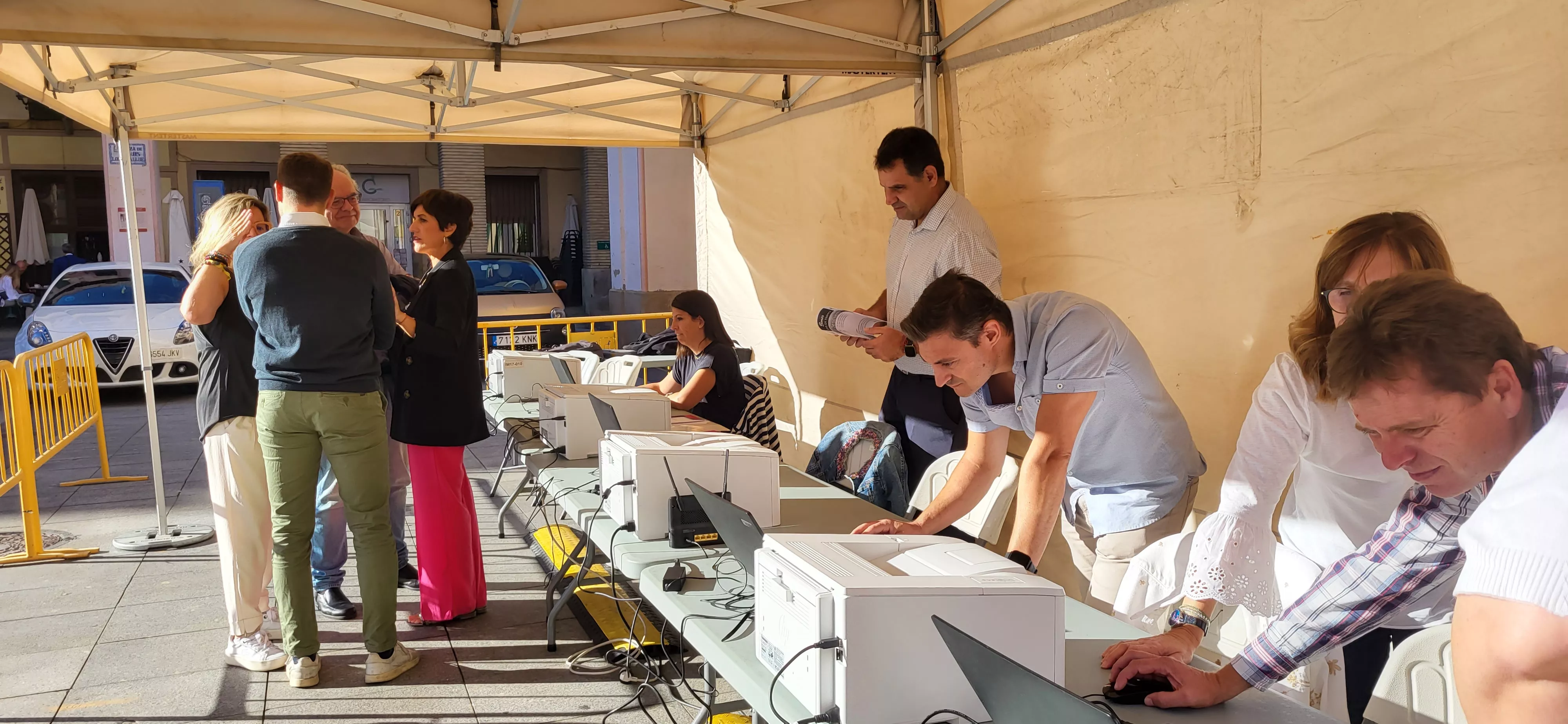 Preparativos para el reparto de Bonos Impulsa en la plaza López Allué. Foto Mercedes Manterola