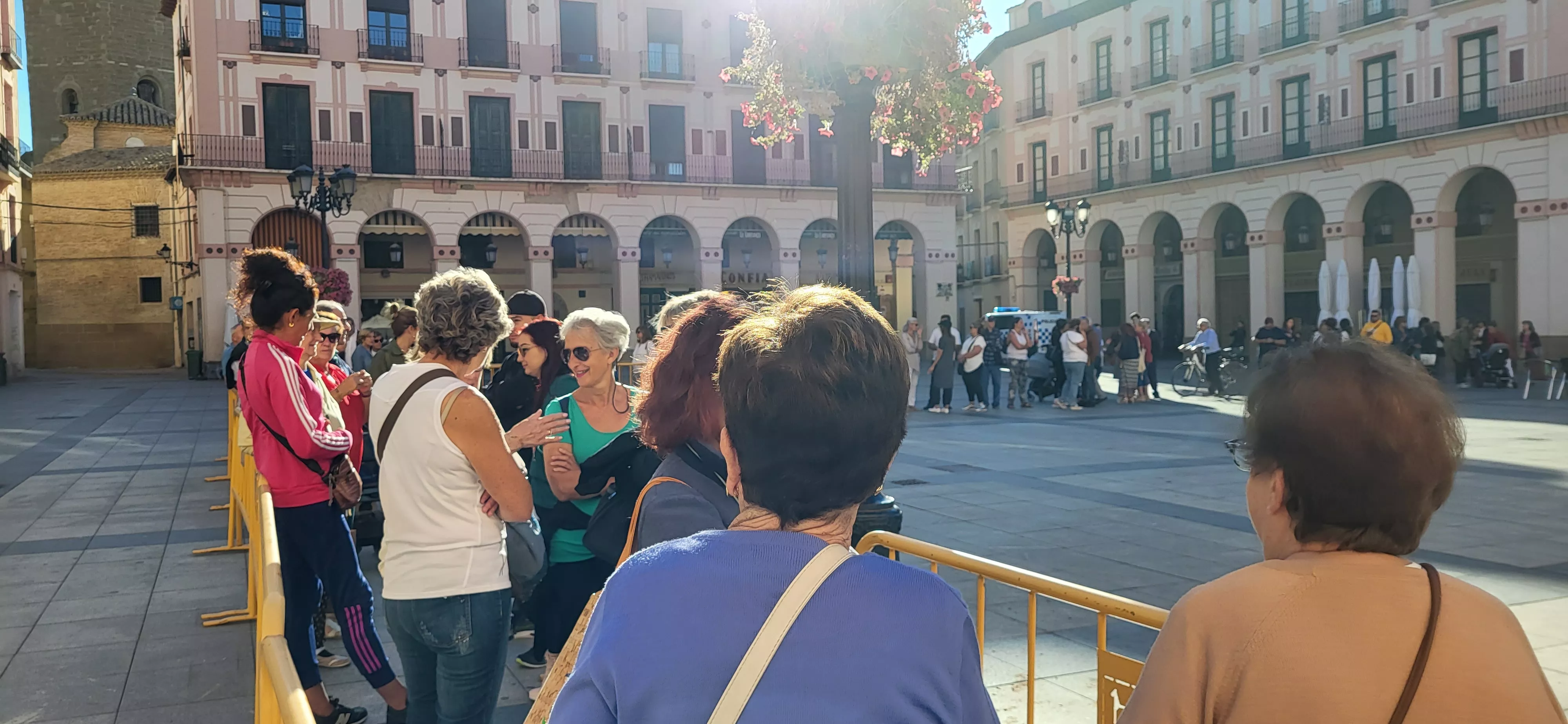 Espera para la apertura de los puntos de emisión de bonos. Foto: Mercedes Manterola