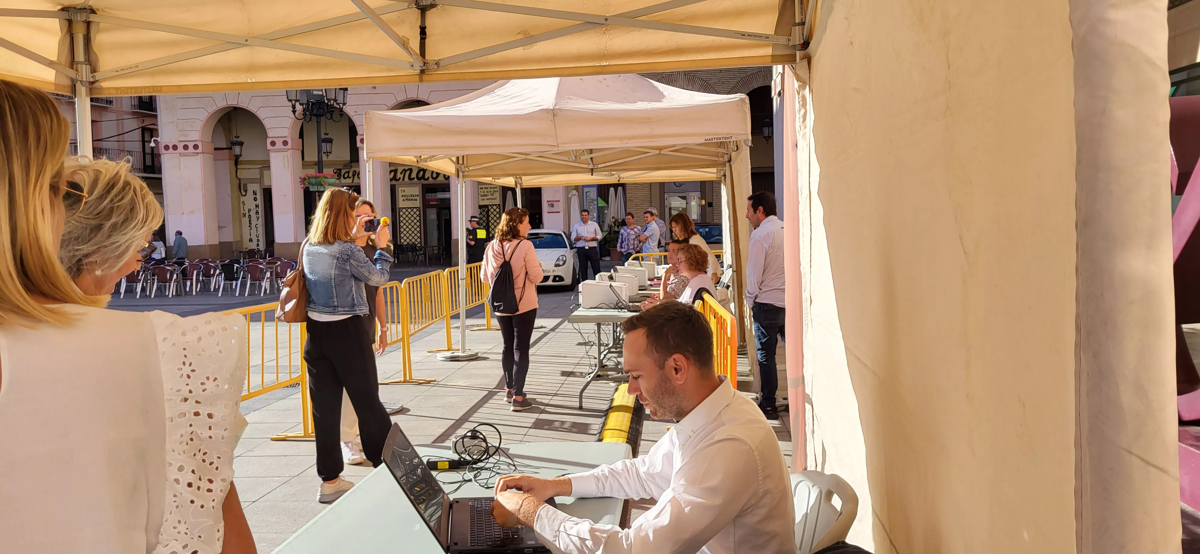 El reparto de bonos ha comenzado a las 10 horas. Foto Mercedes Manterola