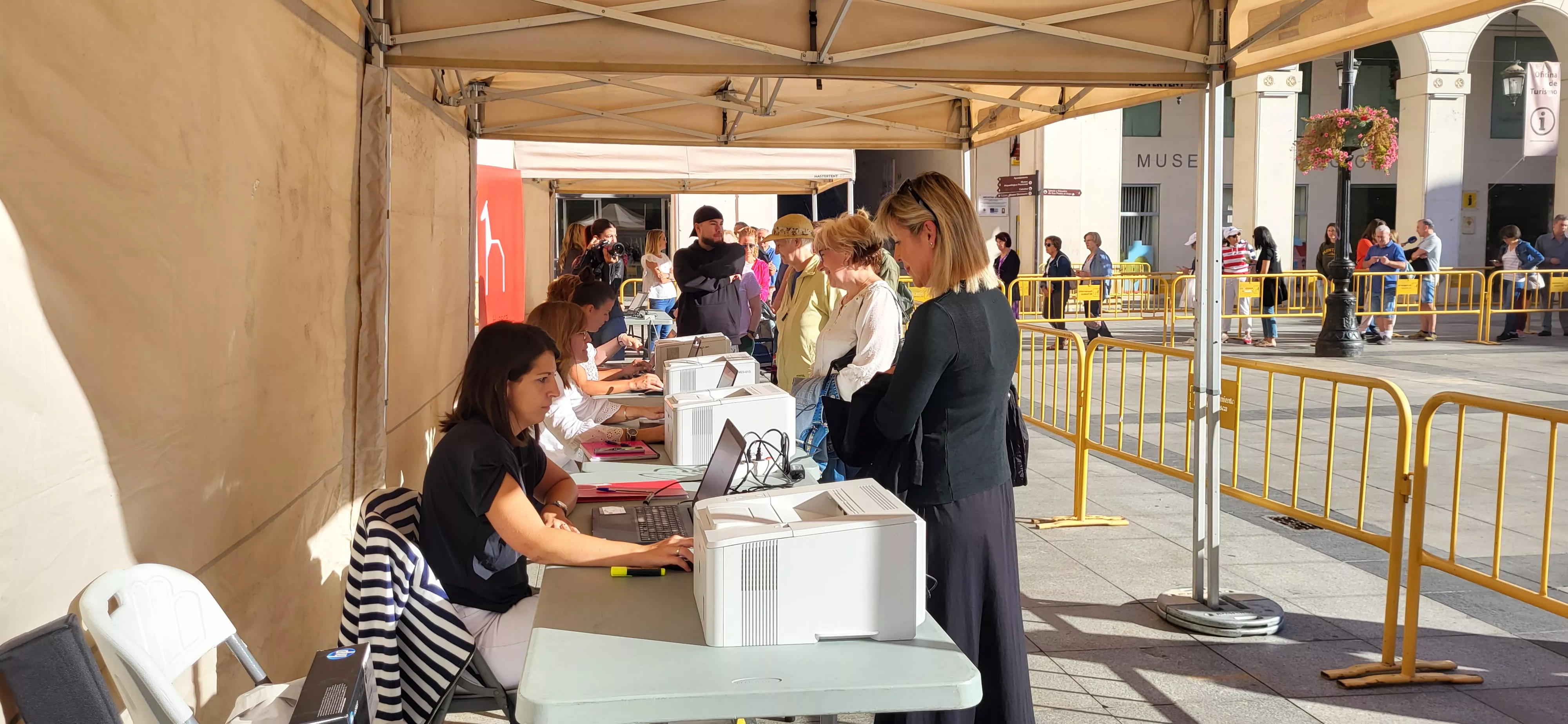  Solicitud de Bonos Impulsa por los oscenses de forma presencial. Foto Mercedes Manterola