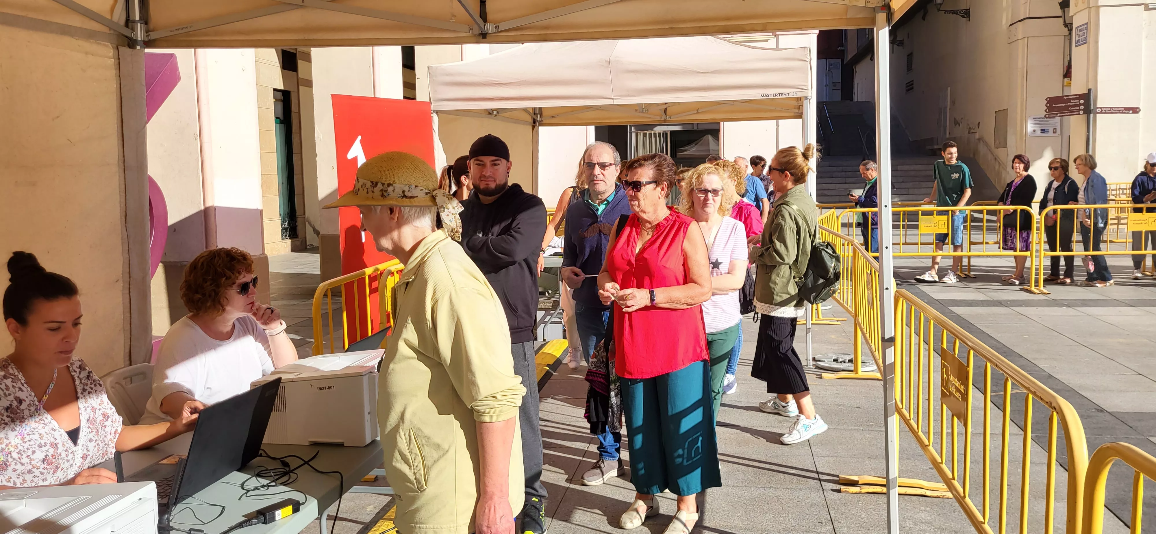  Solicitud de Bonos Impulsa por los oscenses de forma presencial. Foto Mercedes Manterola