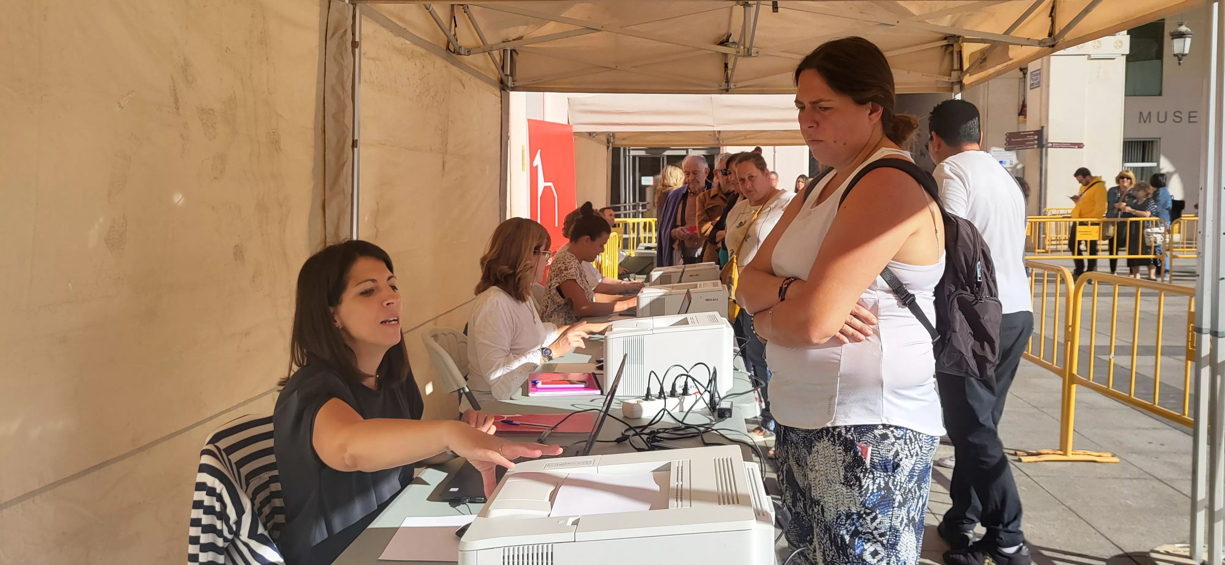  Solicitud de Bonos Impulsa por los oscenses de forma presencial. Foto Mercedes Manterola