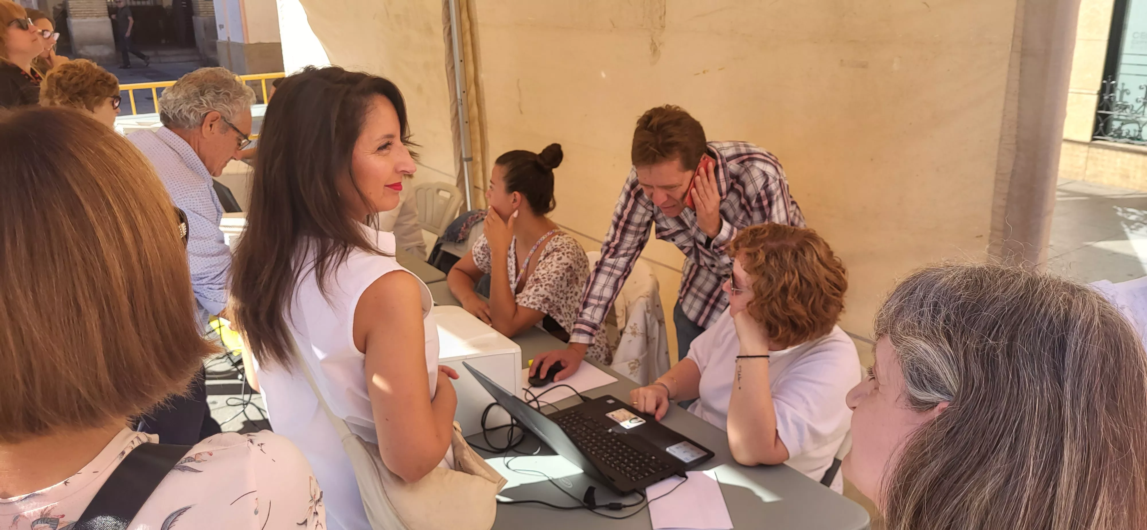  Solicitud de Bonos Impulsa por los oscenses de forma presencial. Foto Mercedes Manterola