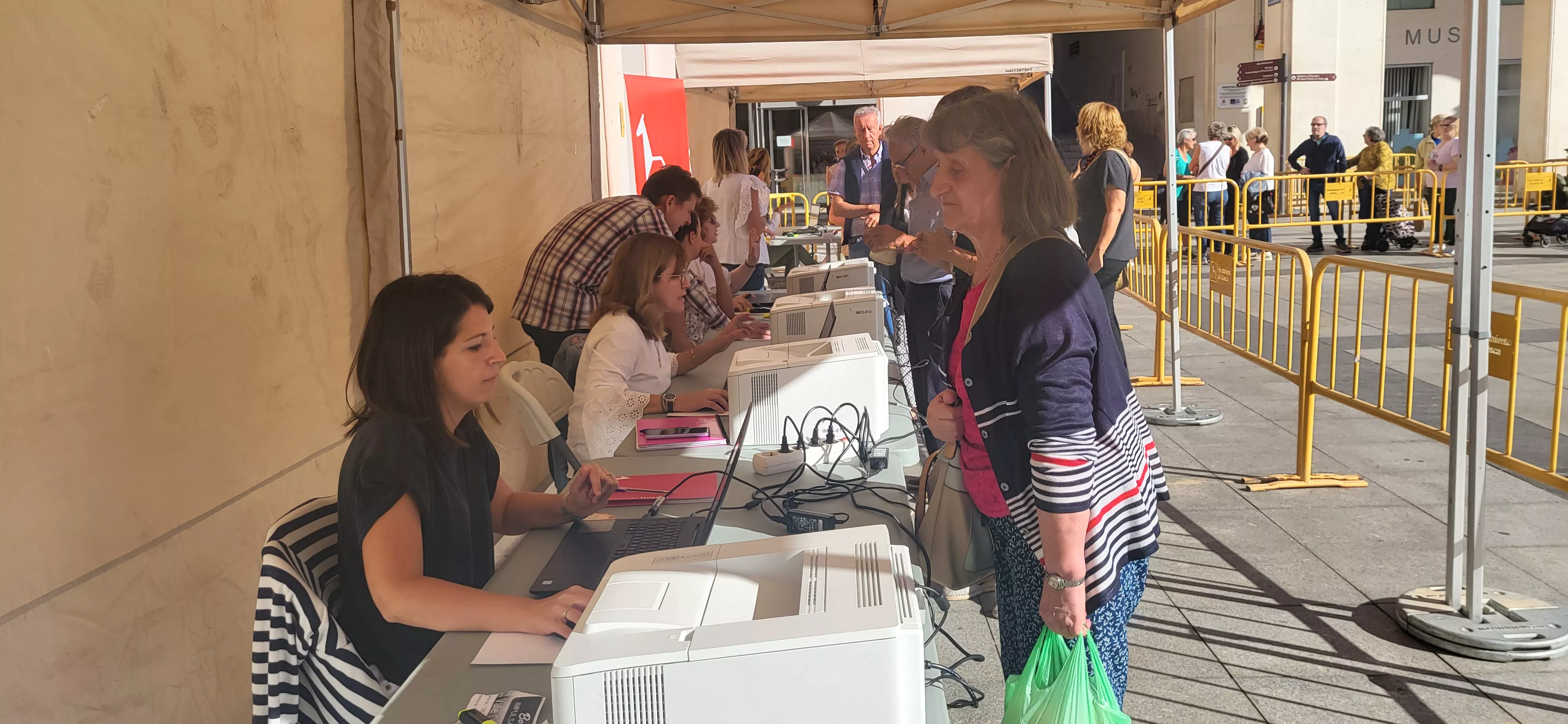  Solicitud de Bonos Impulsa por los oscenses de forma presencial. Foto Mercedes Manterola