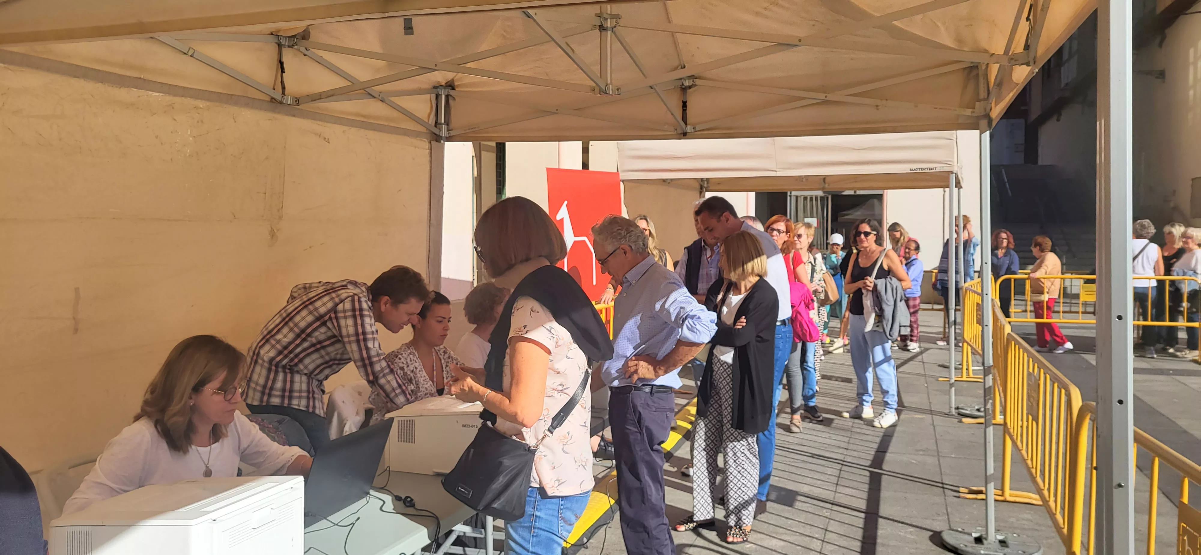  Solicitud de Bonos Impulsa por los oscenses de forma presencial. Foto Mercedes Manterola