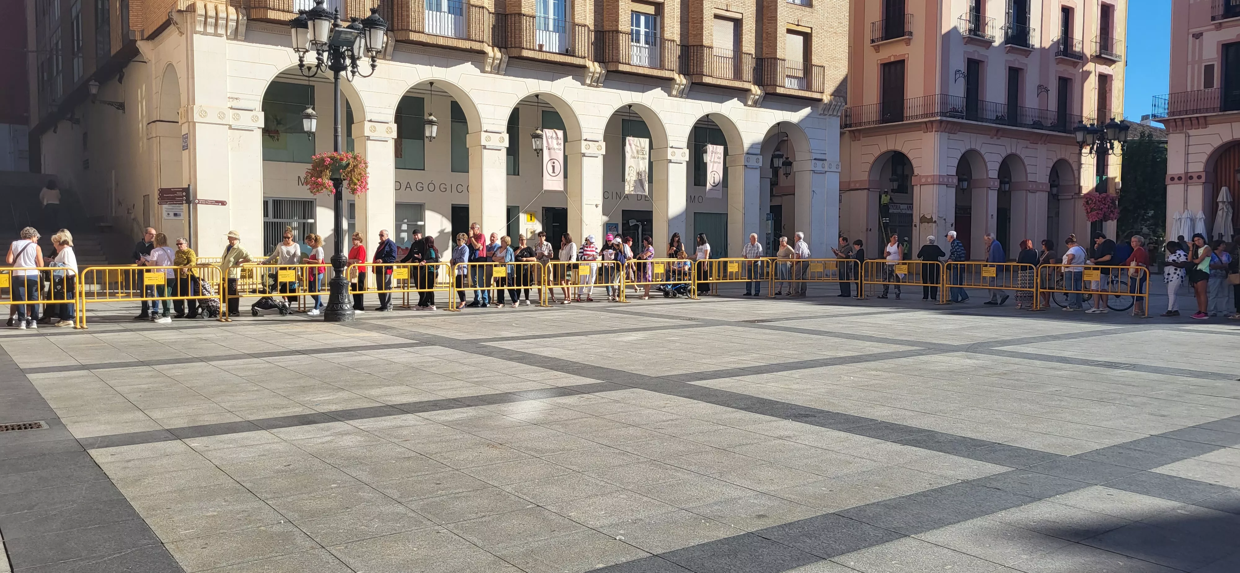 Solicitud de Bonos Impulsa por los oscenses de forma presencial. Foto Mercedes Manterola Solicitud de Bonos Impulsa por los oscenses de forma presencial. Foto Mercedes Manterola