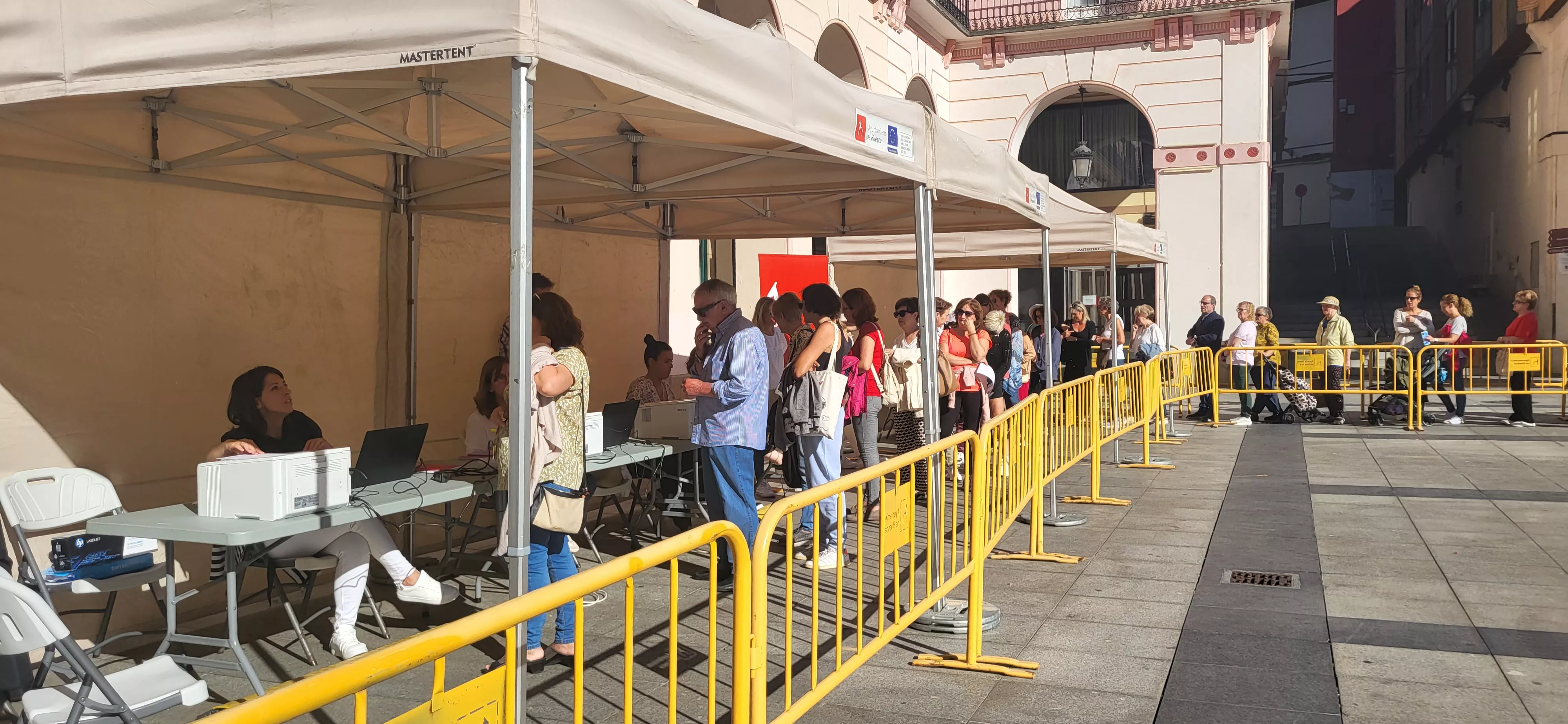  Solicitud de Bonos Impulsa por los oscenses de forma presencial. Foto Mercedes Manterola