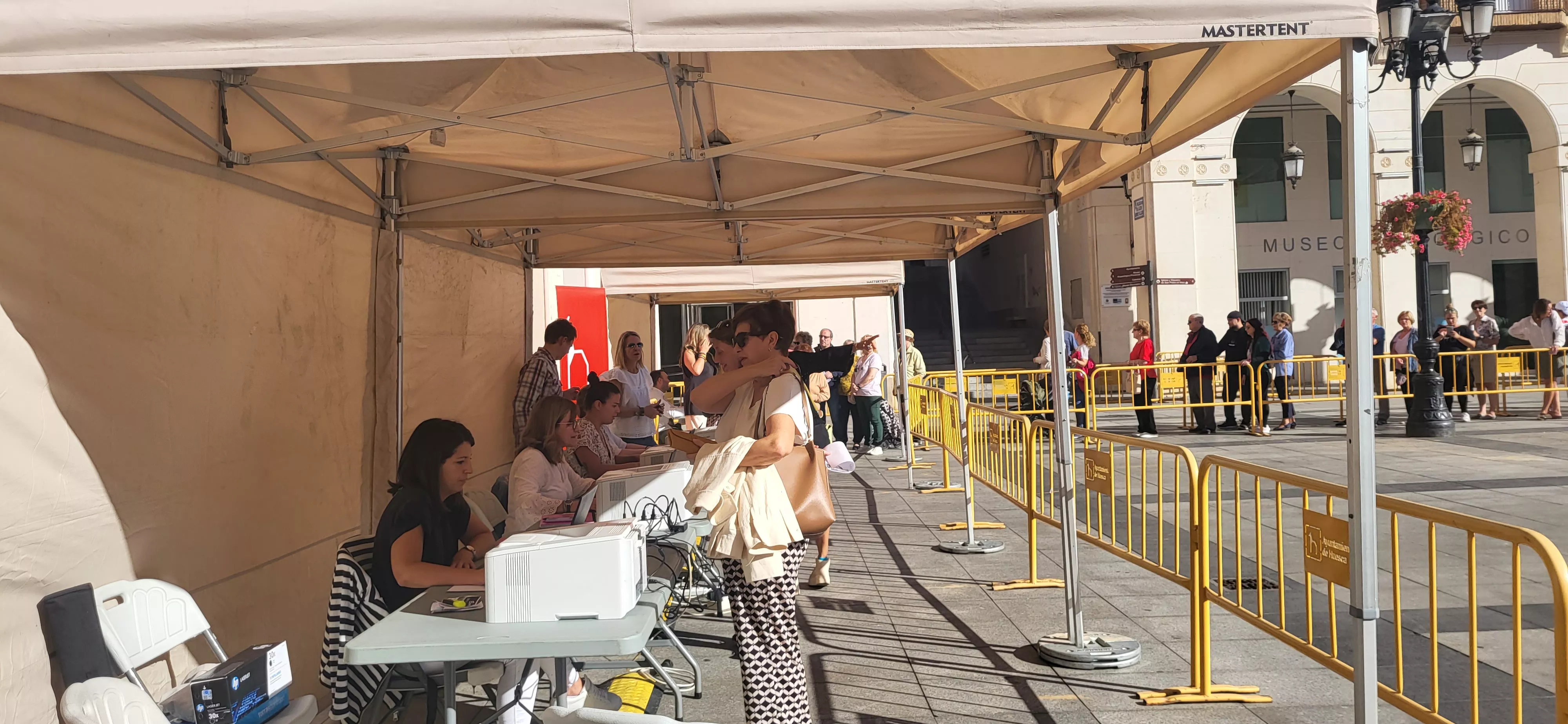  Solicitud de Bonos Impulsa por los oscenses de forma presencial. Foto Mercedes Manterola