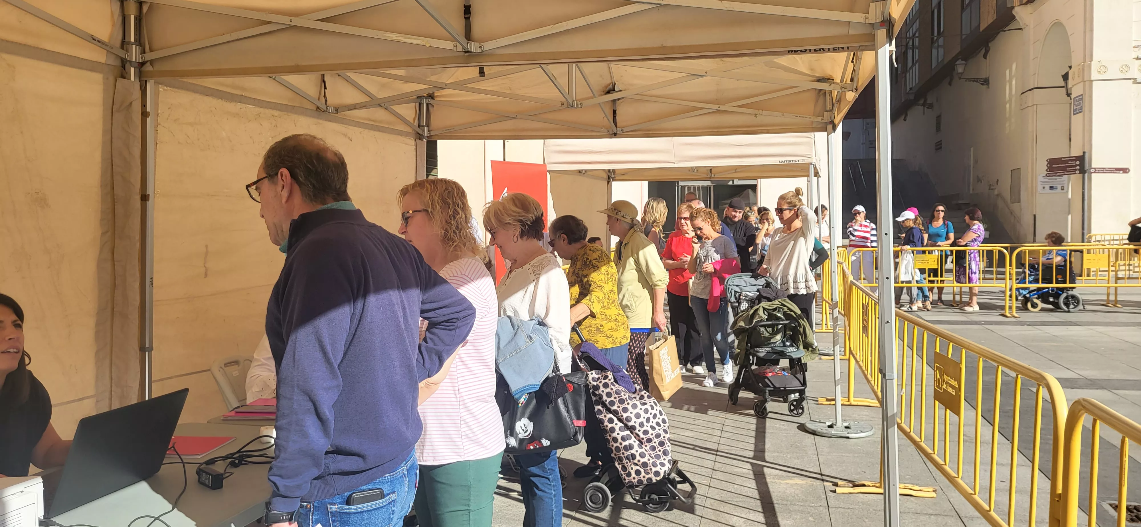  Solicitud de Bonos Impulsa por los oscenses de forma presencial. Foto Mercedes Manterola