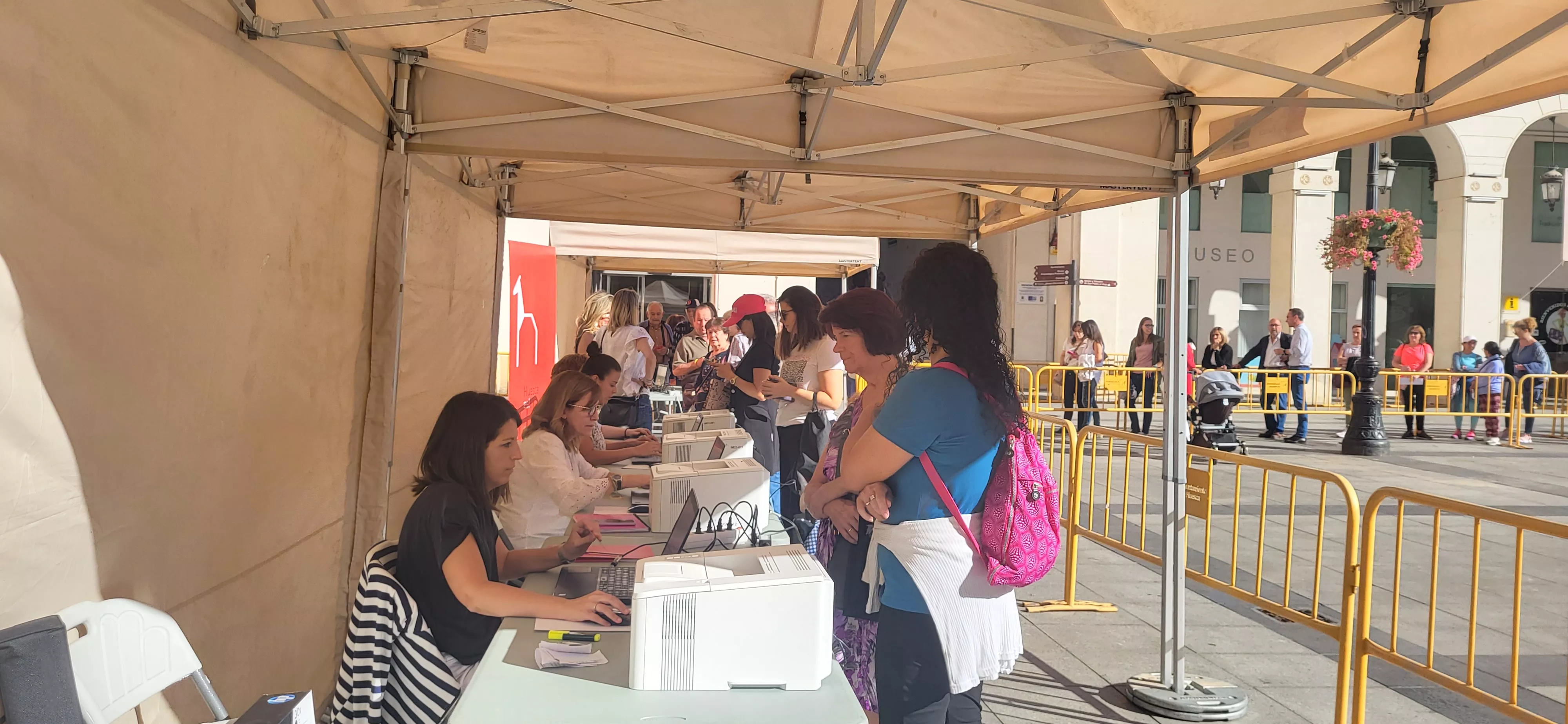  Solicitud de Bonos Impulsa por los oscenses de forma presencial. Foto Mercedes Manterola