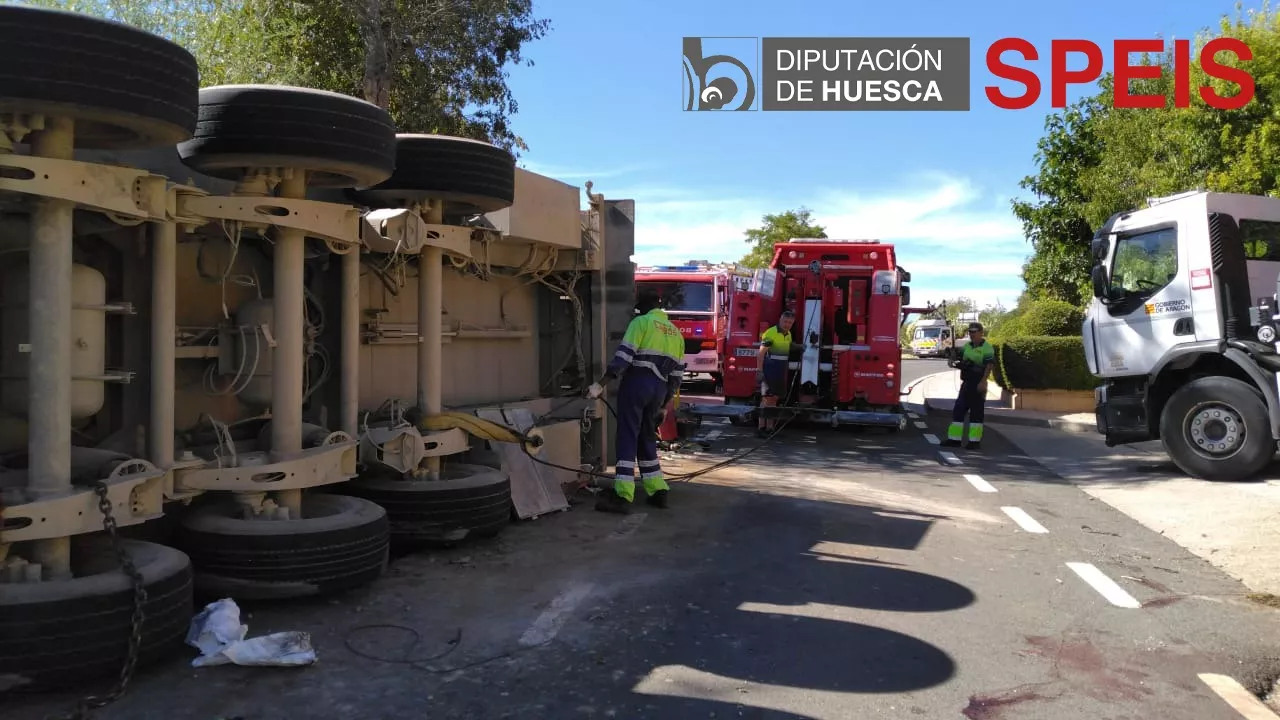 Vuelco en Benabarre de un camión cargado de cerdos.