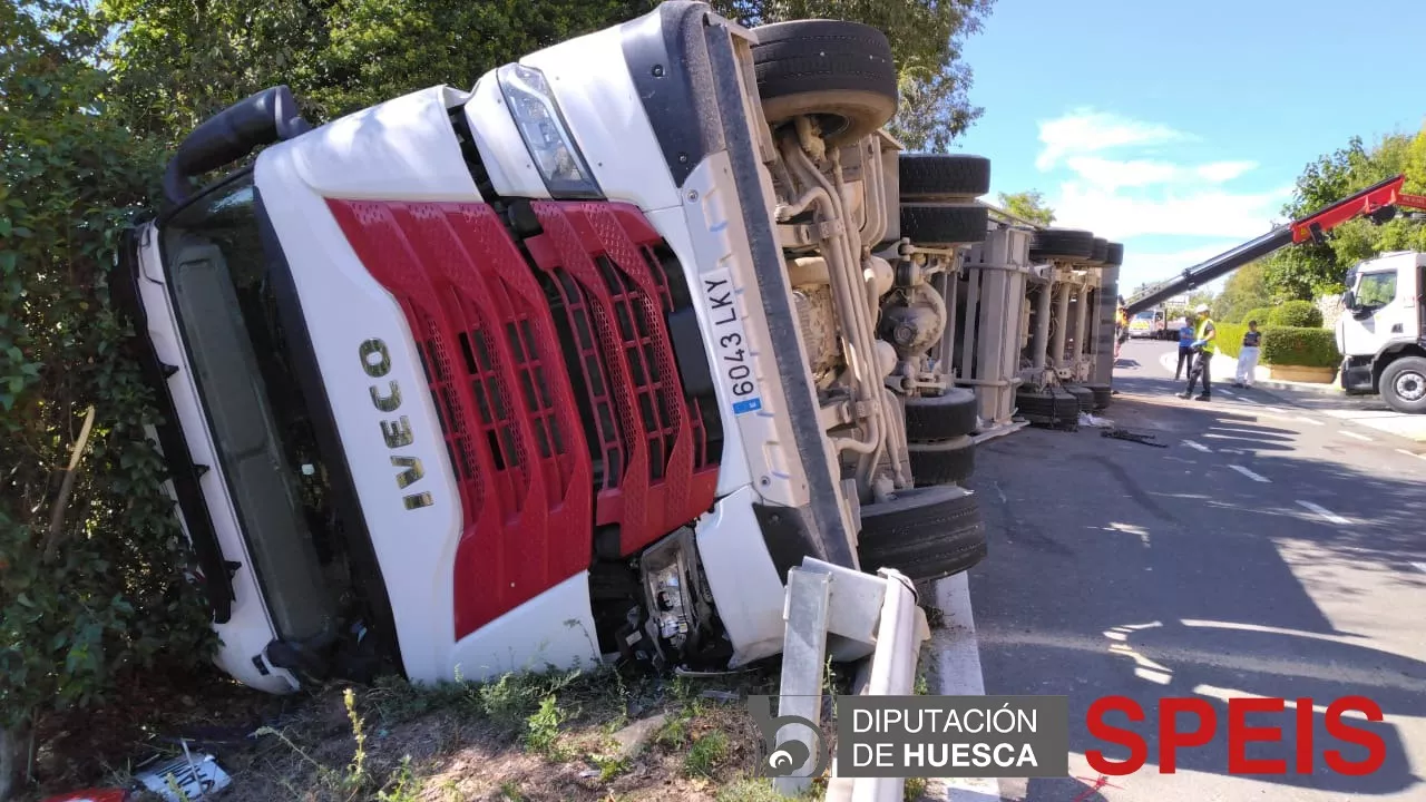 Un camión cargado de cerdos ha volcado en Benabarre.