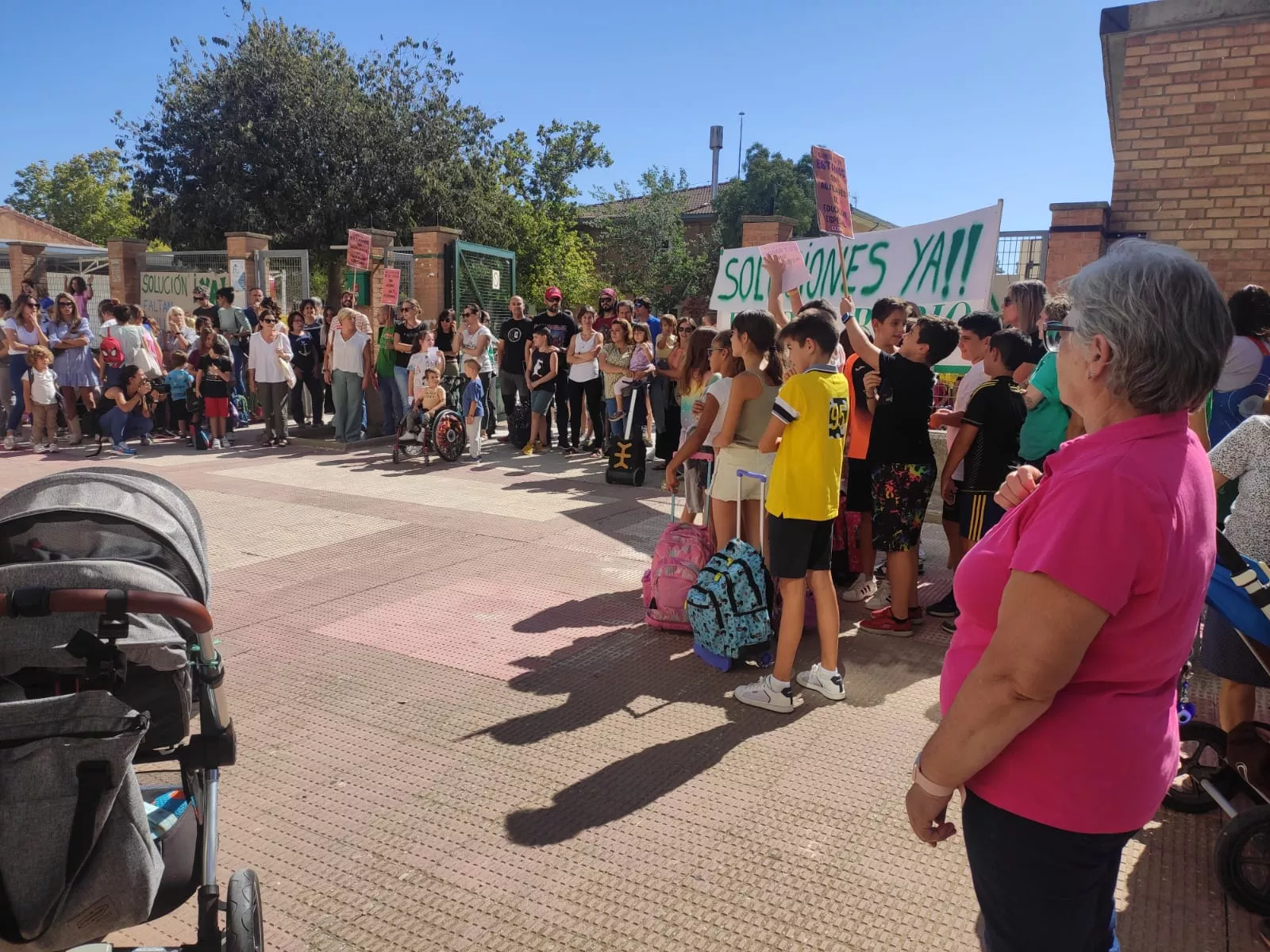 Concentración para pedir auxiliares de educación.