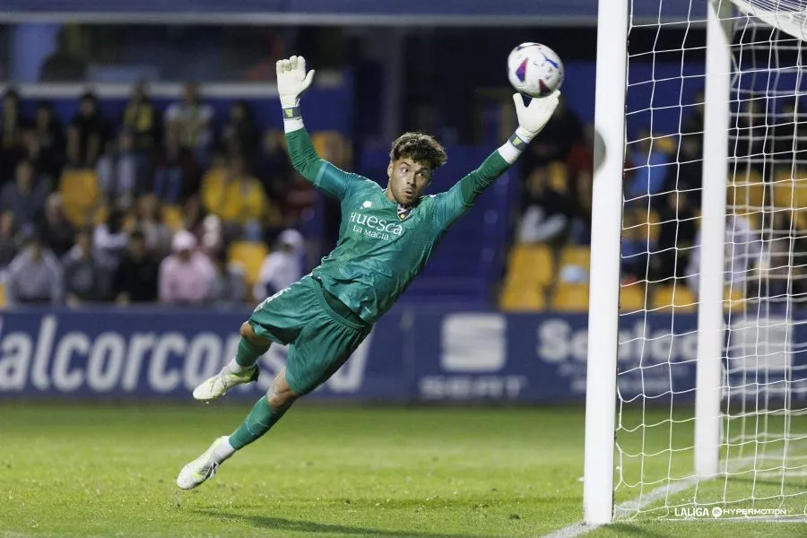 Álvaro Fernández realiza una parada en el partido ante el Alcorcón. Foto: LaLiga