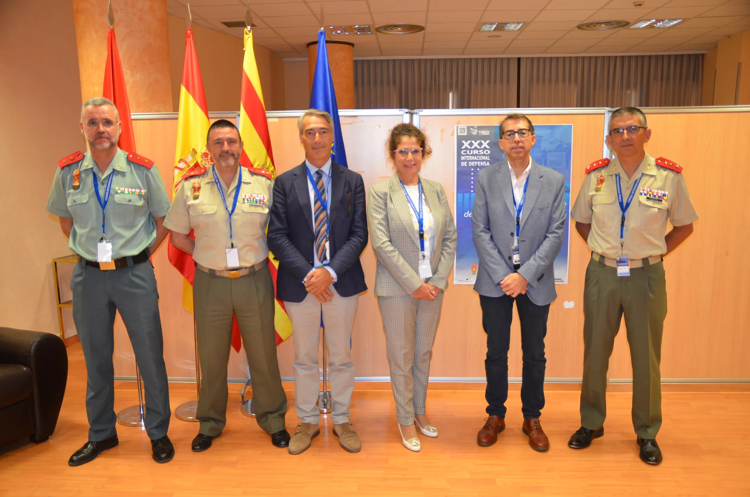 Gonzalo Escribano, María Dolores Algora y José María Yusta, en el Curso Internacional de Defensa de Jaca.