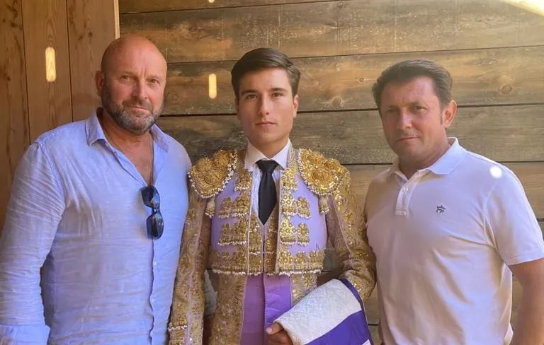 Ignacio Boné, en el centro, junto a Pablo Ciprés y Ricardo Aguín "El Molinero" en Algemesí.