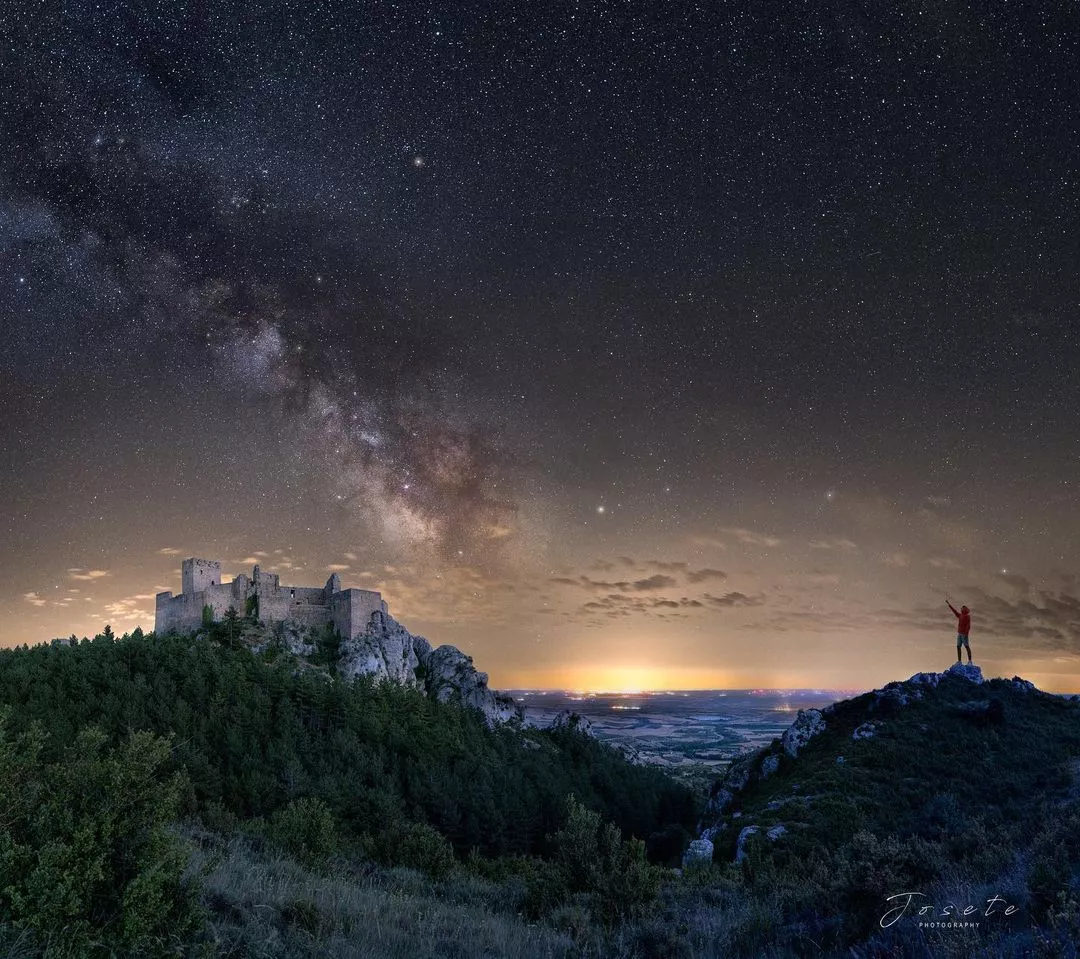 Imagen de José Luis Sarría de Loarre bajo la Vía Láctea.