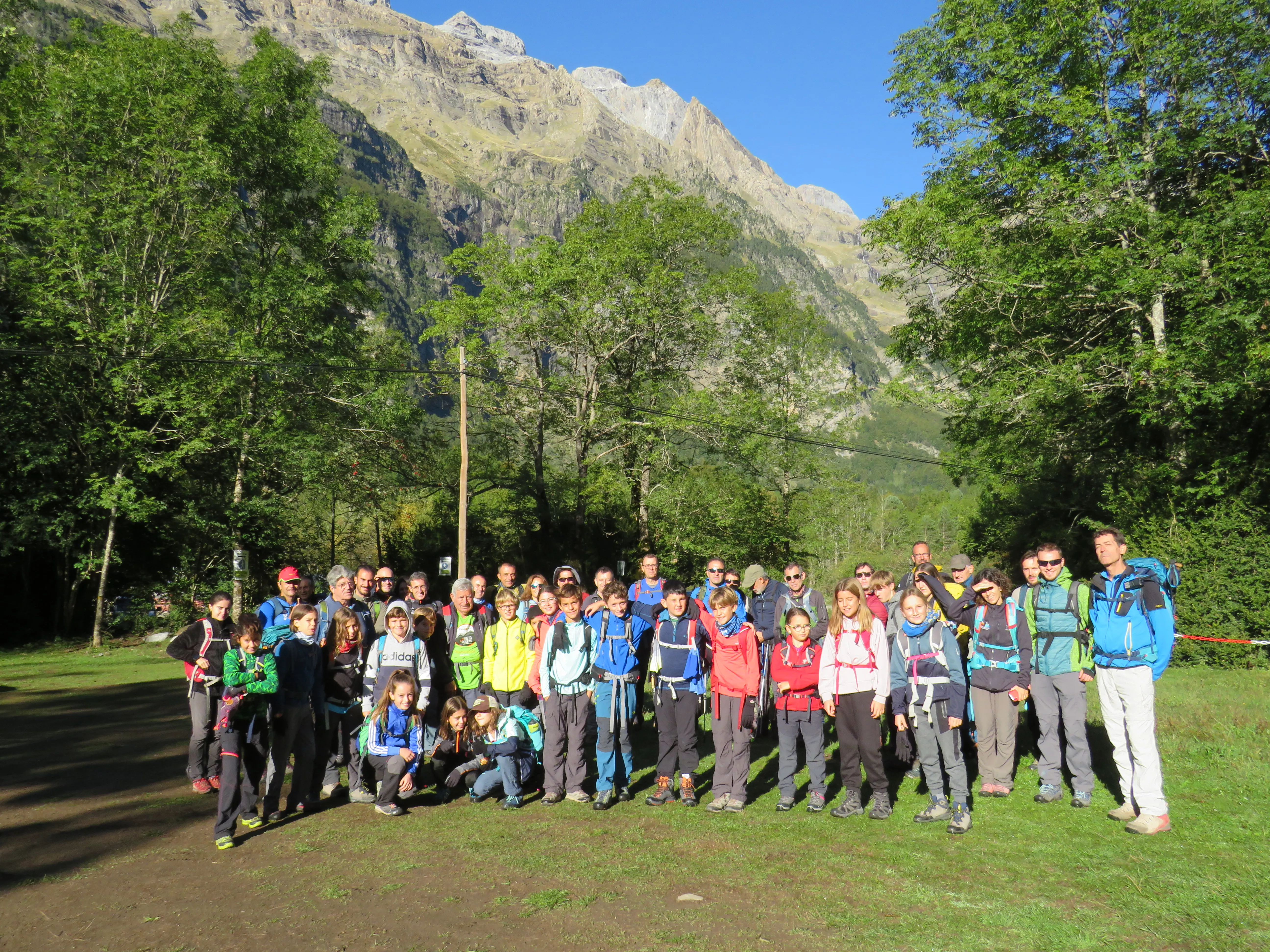 Parte del grupo antes de emprender la marcha. 