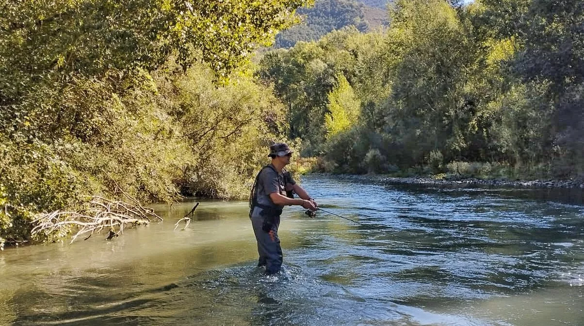 Miguel A. Lafarga en acción de pesca