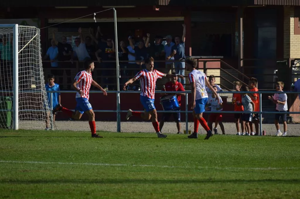 Ribelles celebra el gol en El Municipal. Foto: Jorge Mazón/El Cruzado Aragonés