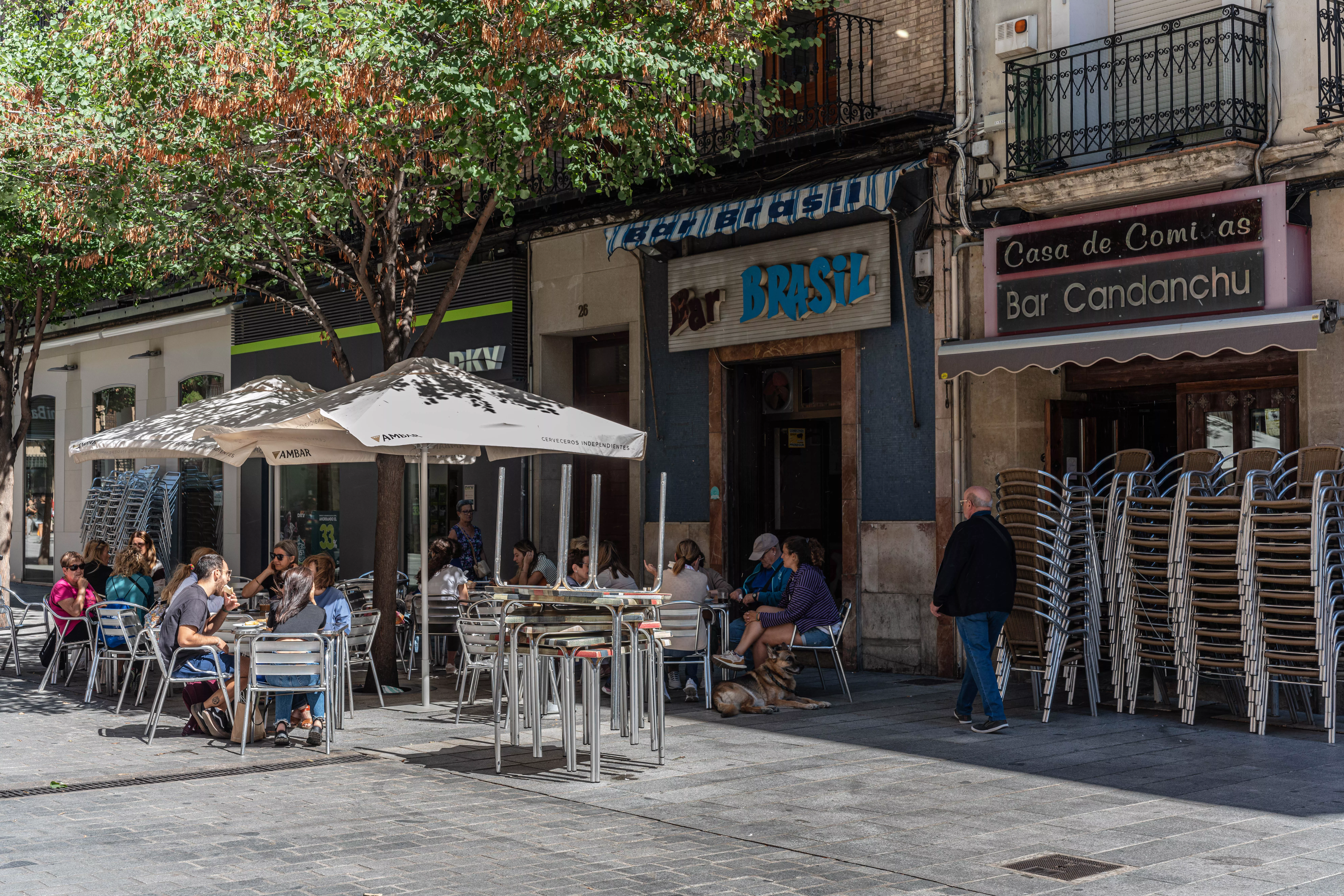 Bar Brasil en primer término y después Mi Bar en Huesca