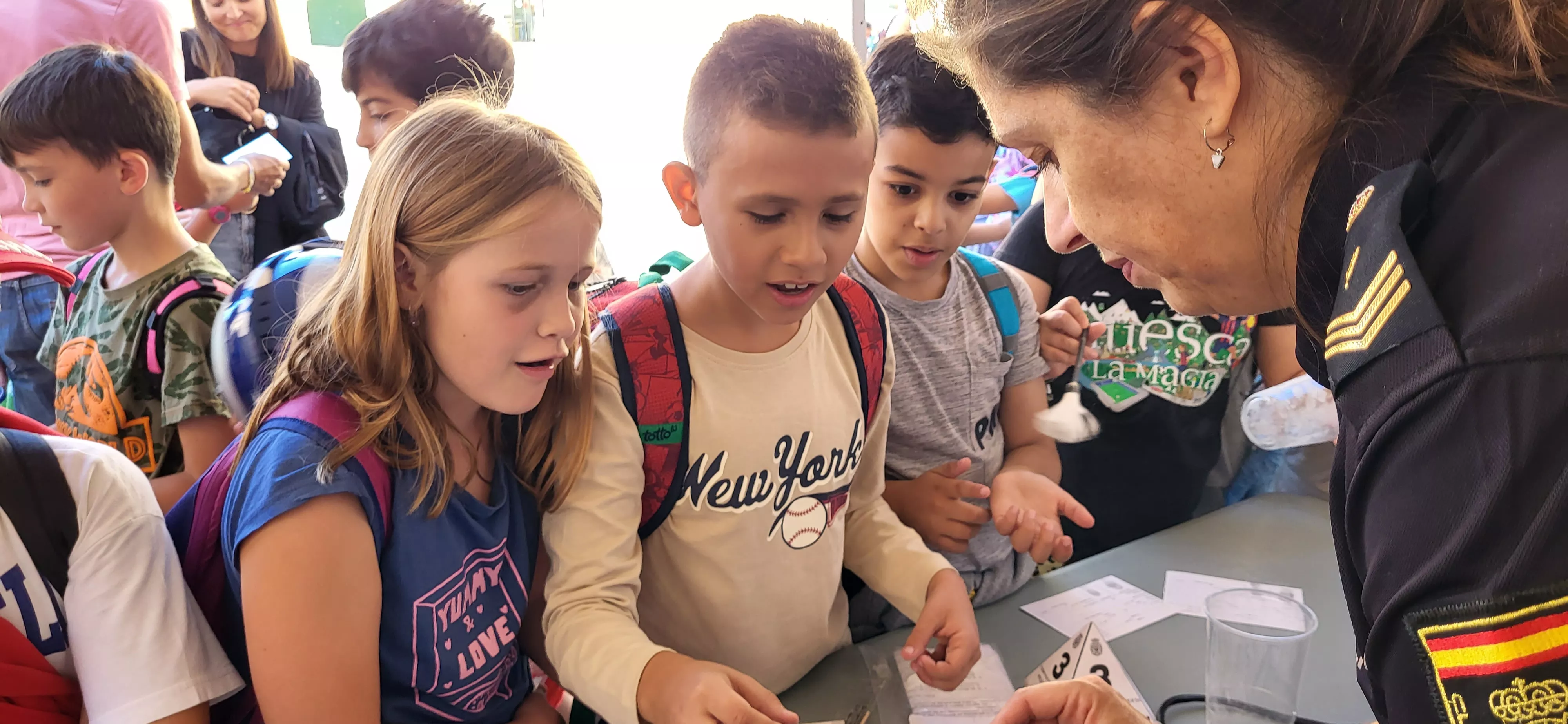 Niñas y niños no se han perdido detalle de las explicaciones de la agente de la Policía. 