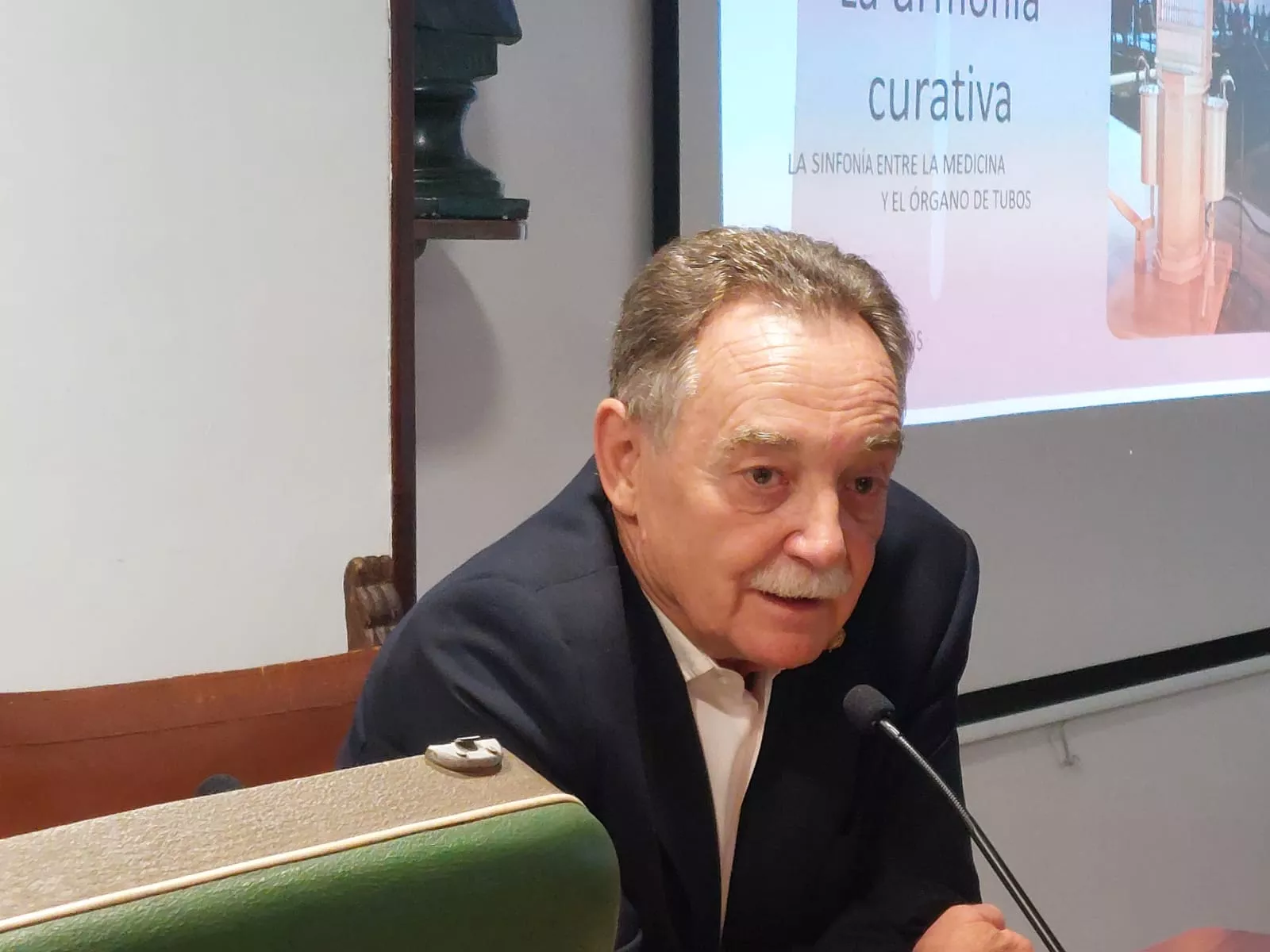 Lectura del Discurso de Ingreso en Asemeya de Ángel Escolán Gelos