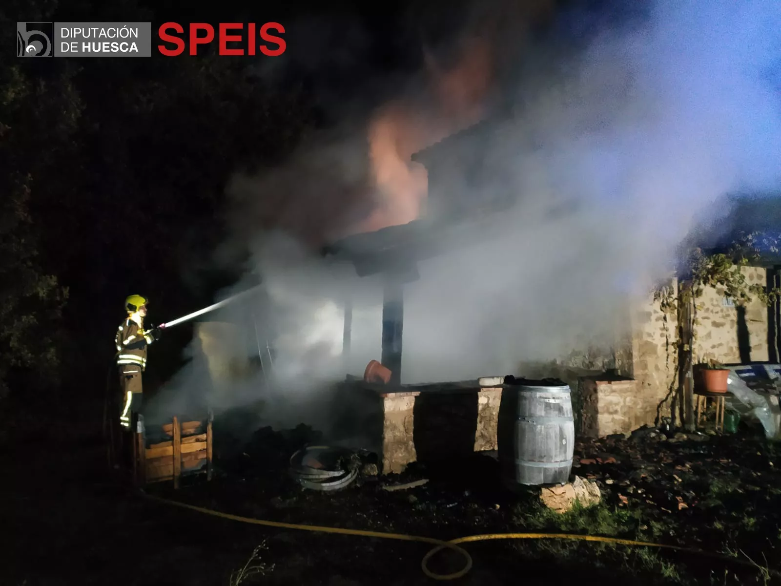 Los bomberos durante la extinción del incendio en la vivienda.