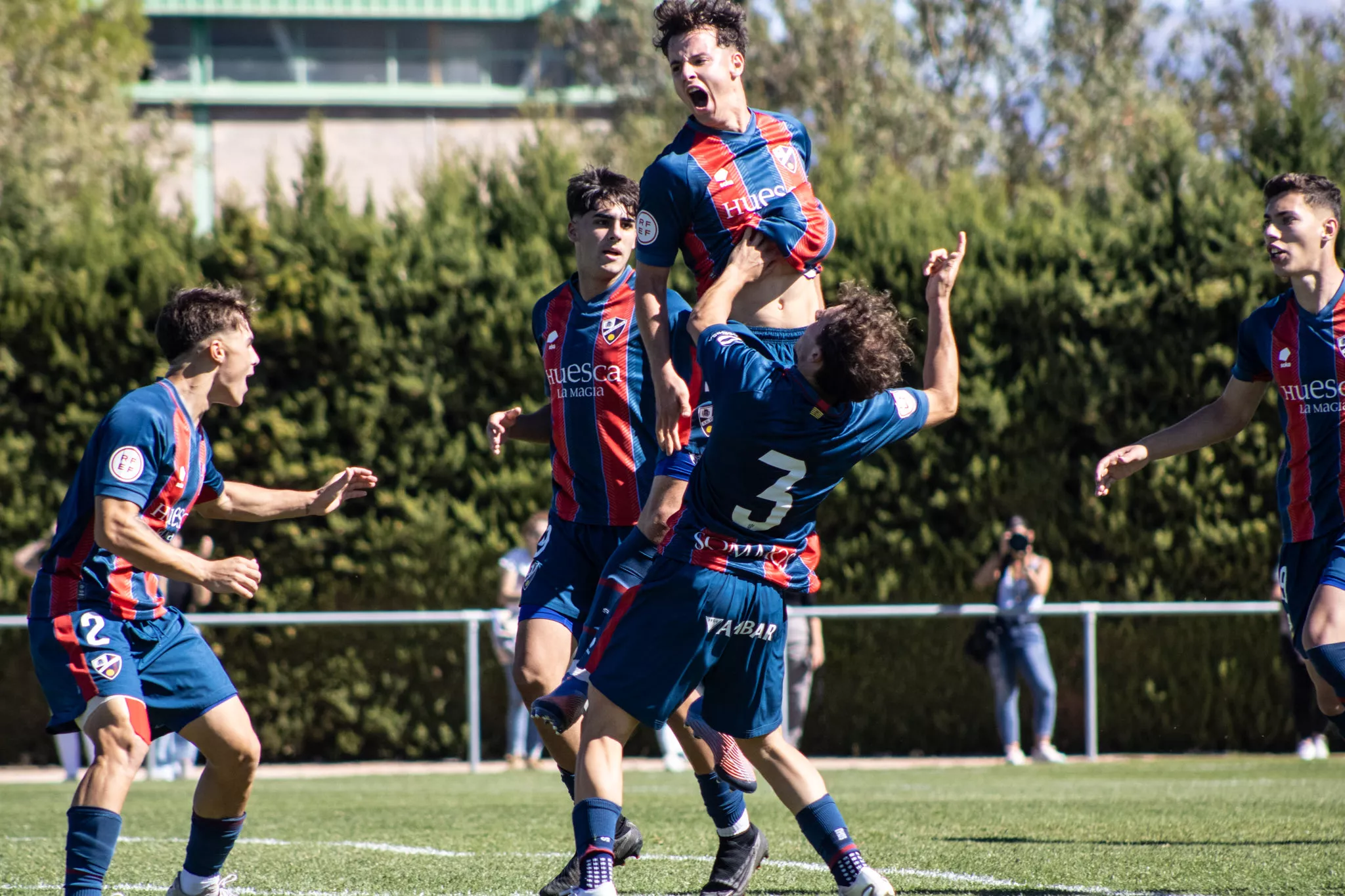 Torguet celebra uno de los goles que logró el Huesca B ante el Utrillas la jornada pasada.