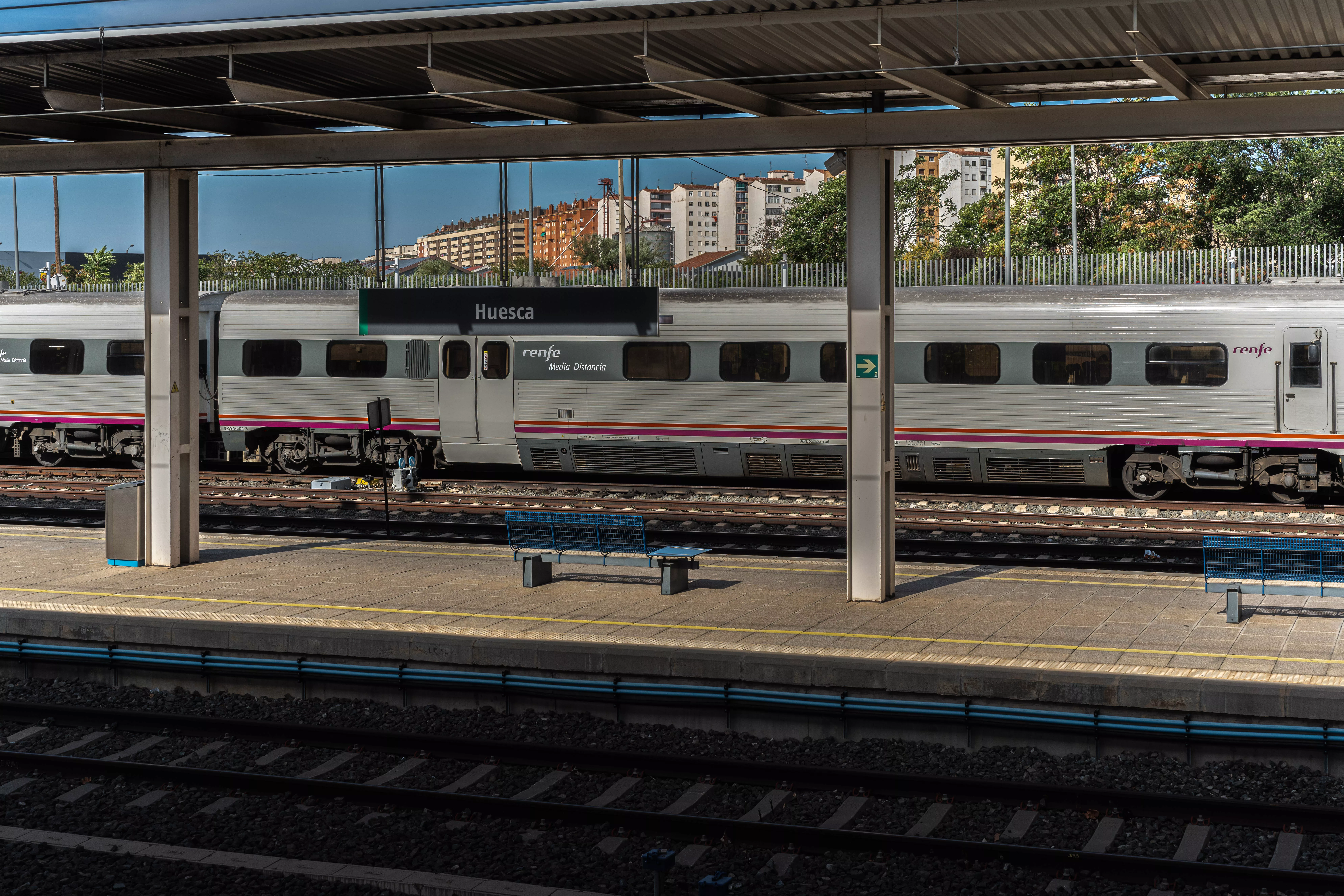 Tren Zaragoza-Huesca, para el que el Colegio de Ingenieros de Aragón recomienda la obligación de servicio público Tren Zaragoza-Huesca, para el que el Colegio de Ingenieros de Aragón recomienda la obligación de servicio público