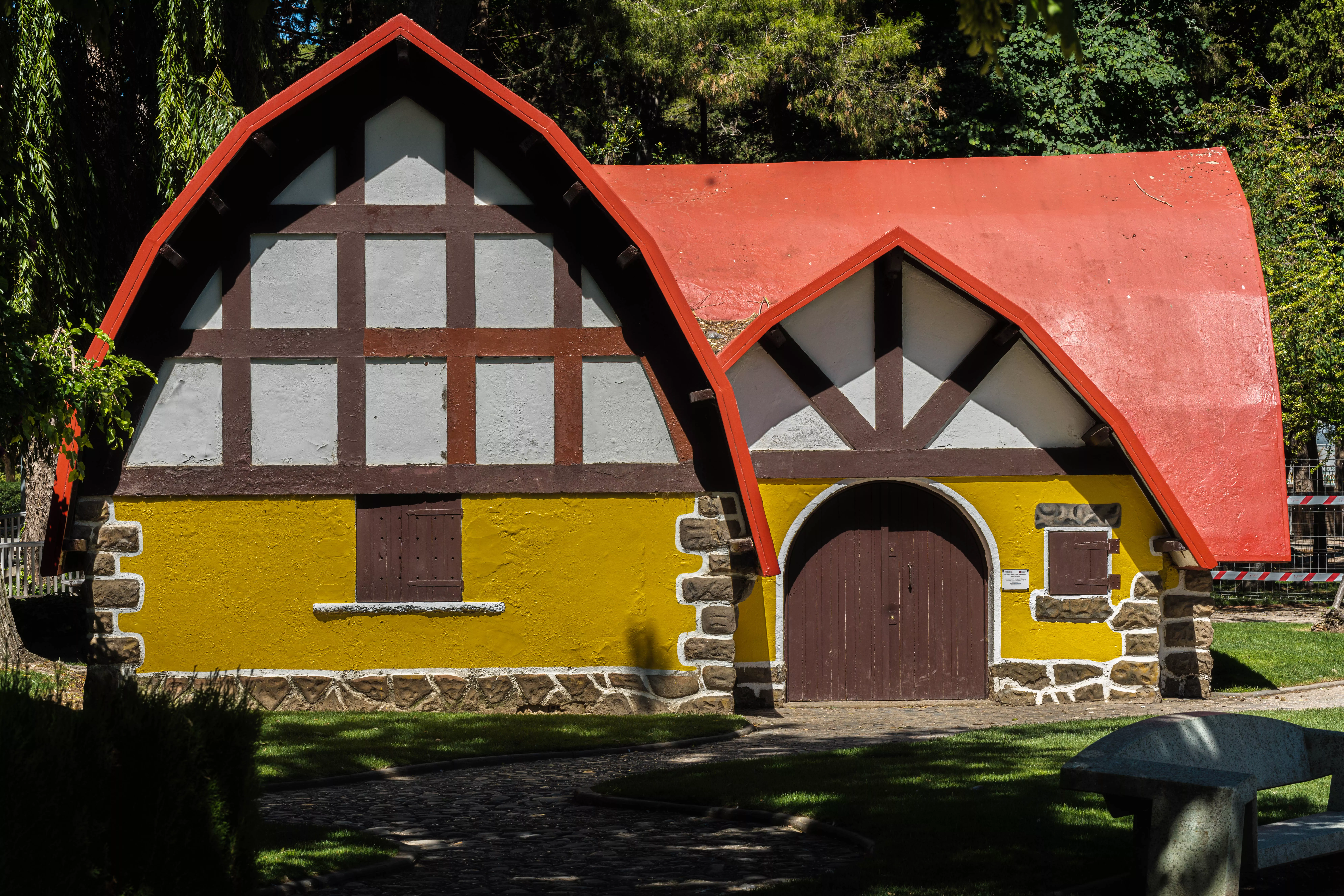 Casita de Blancanieves en el parque Miguel Servet.
