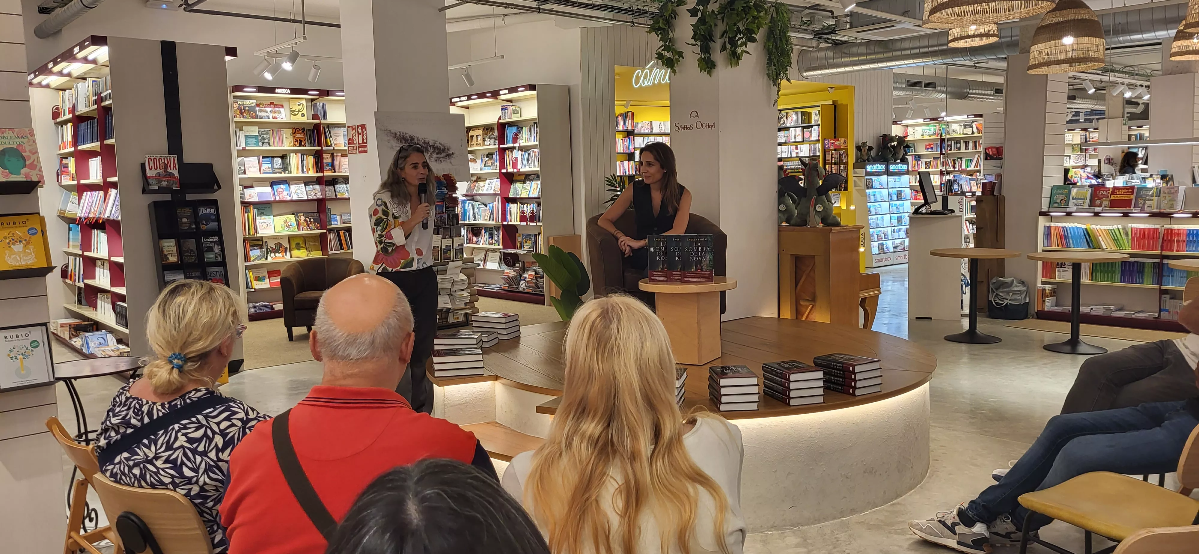 Presentación en la librería Santos Ochoa de la última obra de Ángela Banzas. Foto Mercedes Manterola
