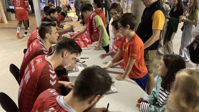 Al terminar el partido, firmas para los más jóvenes Al terminar el partido, firmas para los más jóvenes