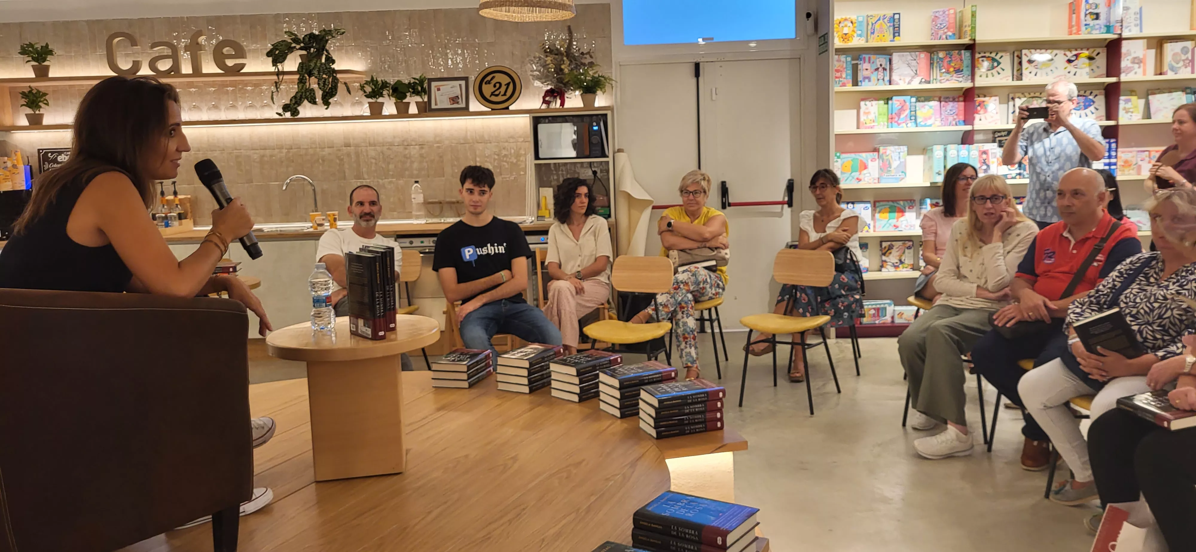 Presentación en la librería Santos Ochoa de la última obra de Ángela Banzas. Foto Mercedes Manterola