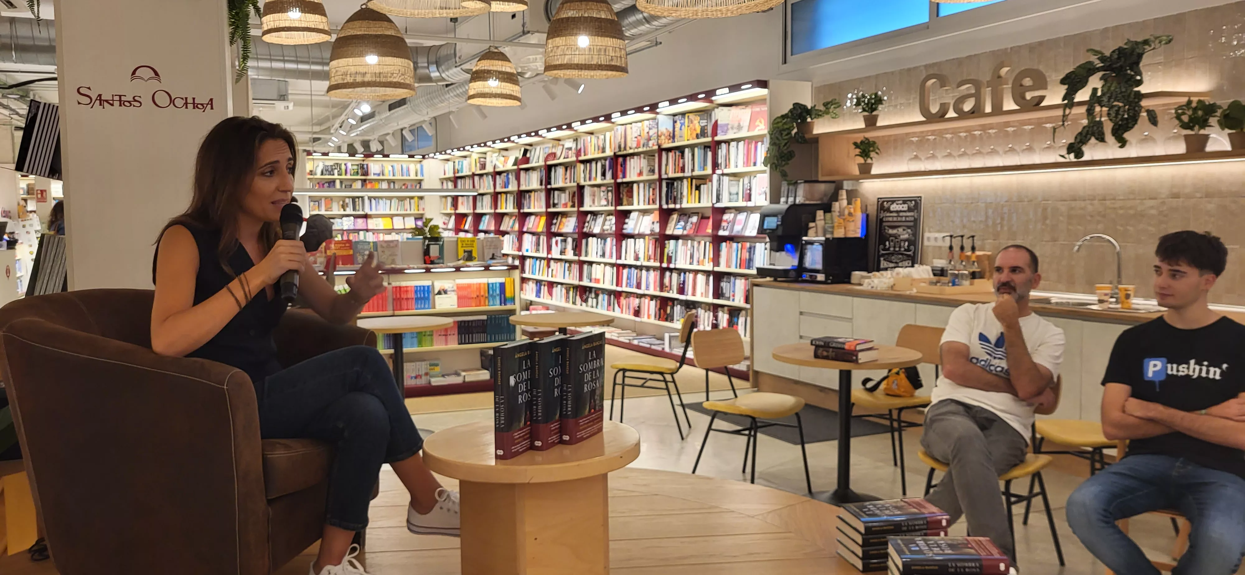 Presentación en la librería Santos Ochoa de la última obra de Ángela Banzas. Foto Mercedes Manterola