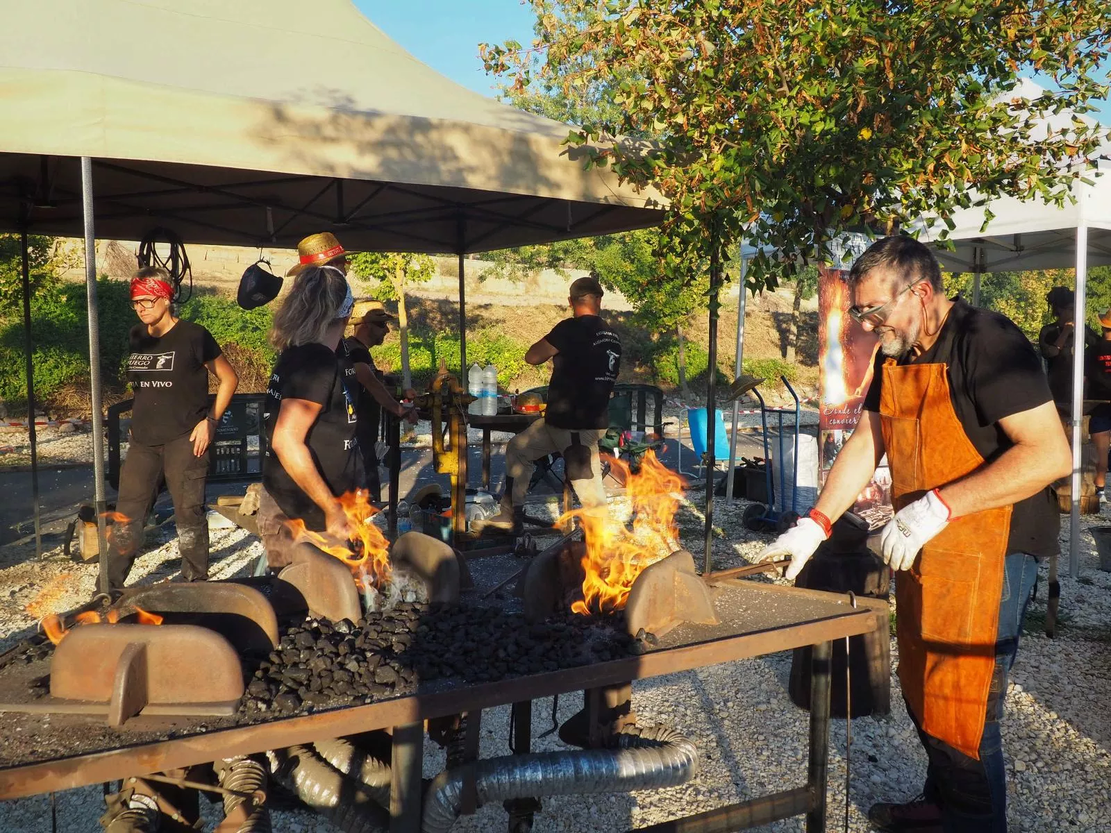 Trabajo de forja durante el encuentro en Estada. Foto Vicky López