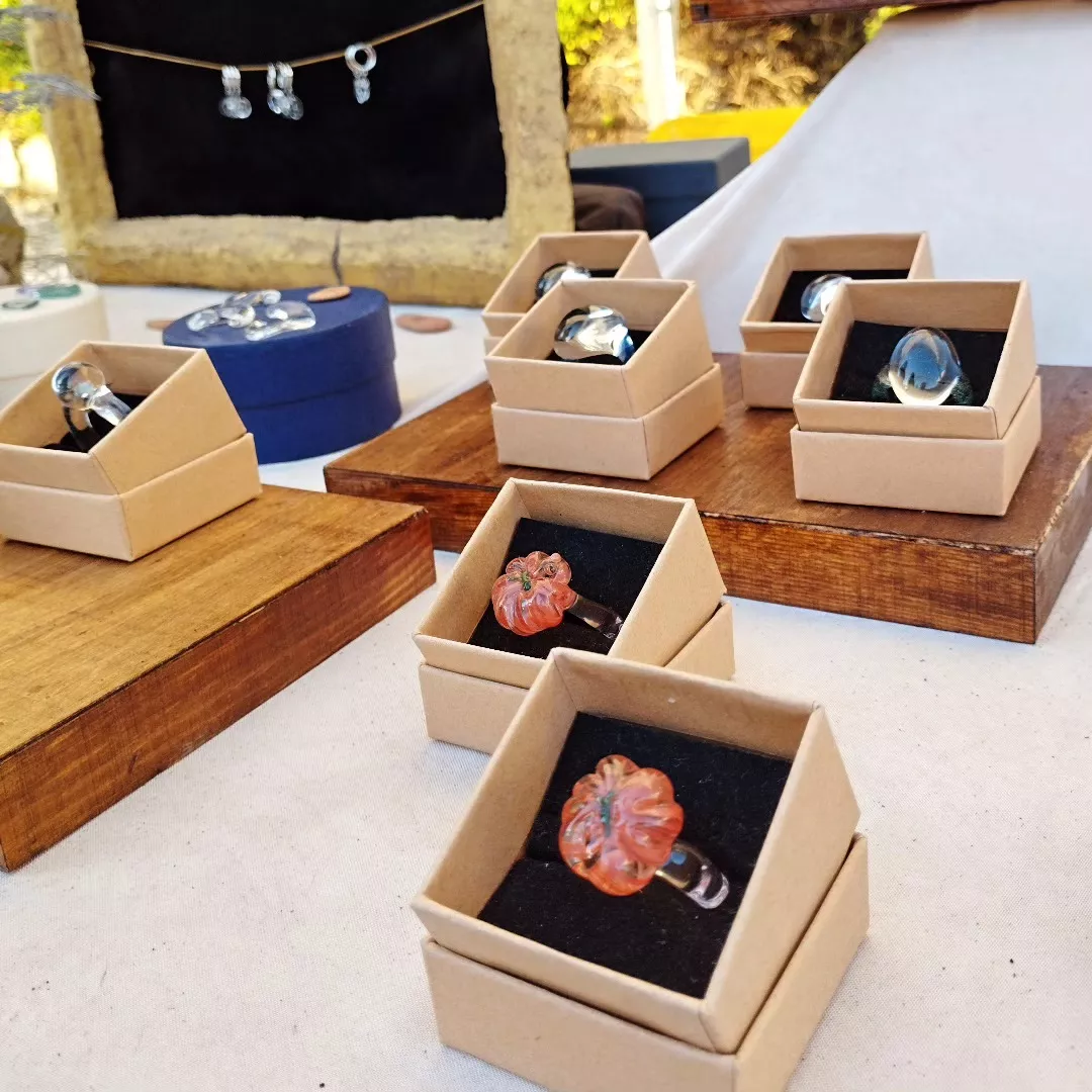 Diseños locales en uno de los puestos de artesanía del encuentro.